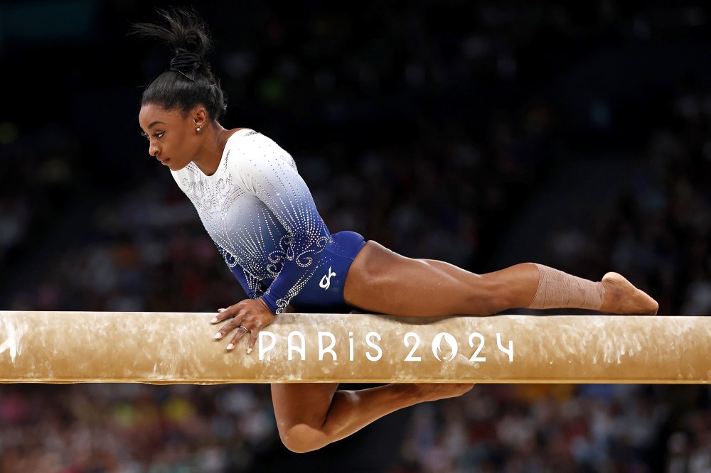 Simone Biles y Suni Lee se caen de la barra de equilibrio durante las finales de los Juegos Olímpicos 2024