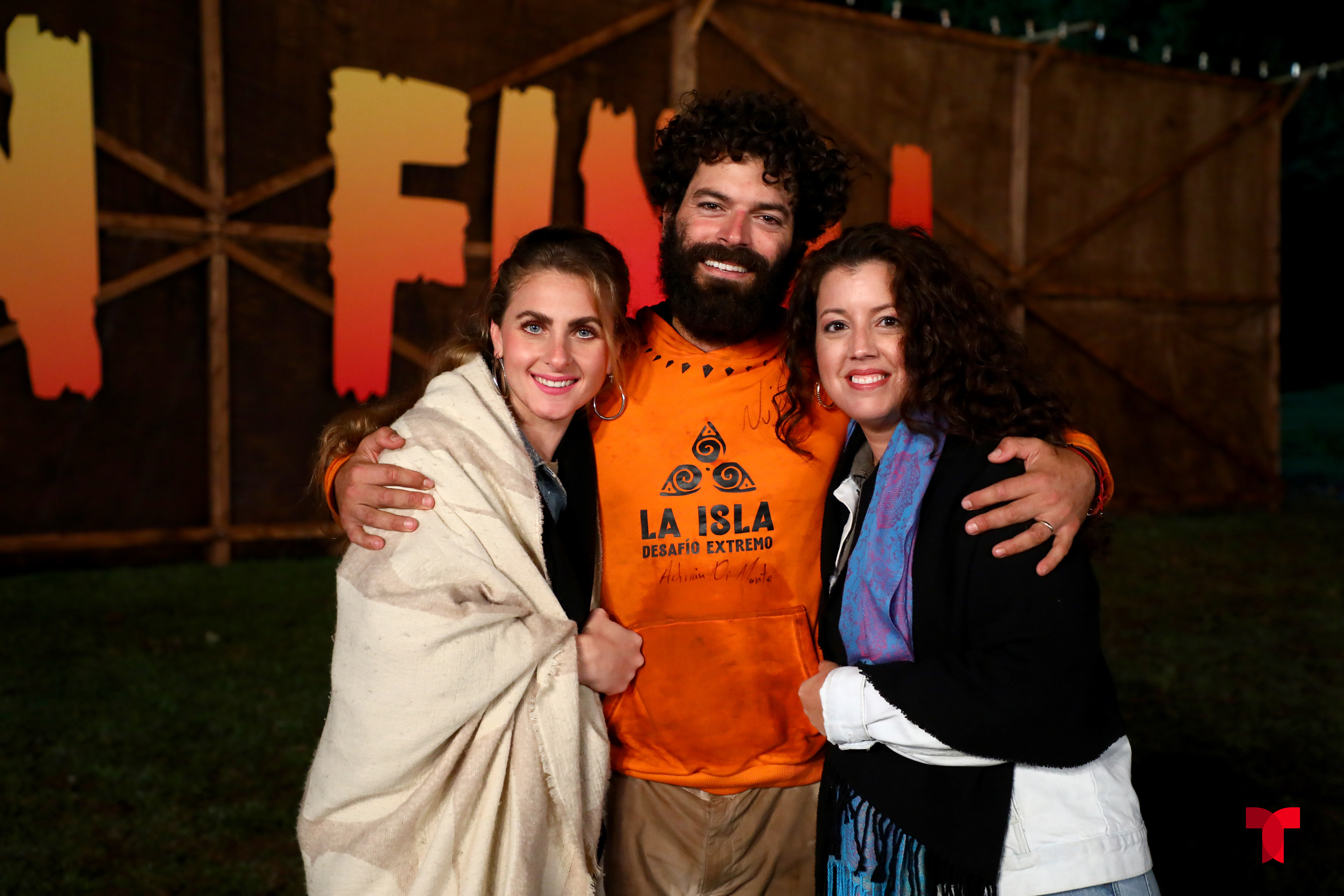 Adrián Di Monte con su novia y su mamá después de ganar La Isla: Desafío Extremo