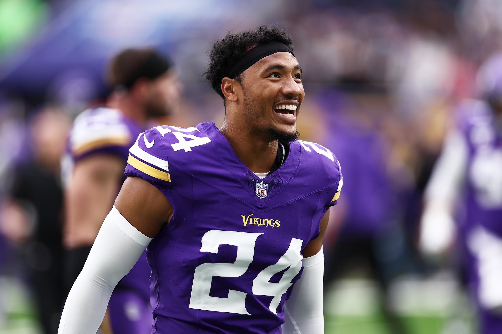 Minnesota Vikings Camryn Bynum and Josh Metellus Show Off ‘Parent Trap’ Handshake on Field
