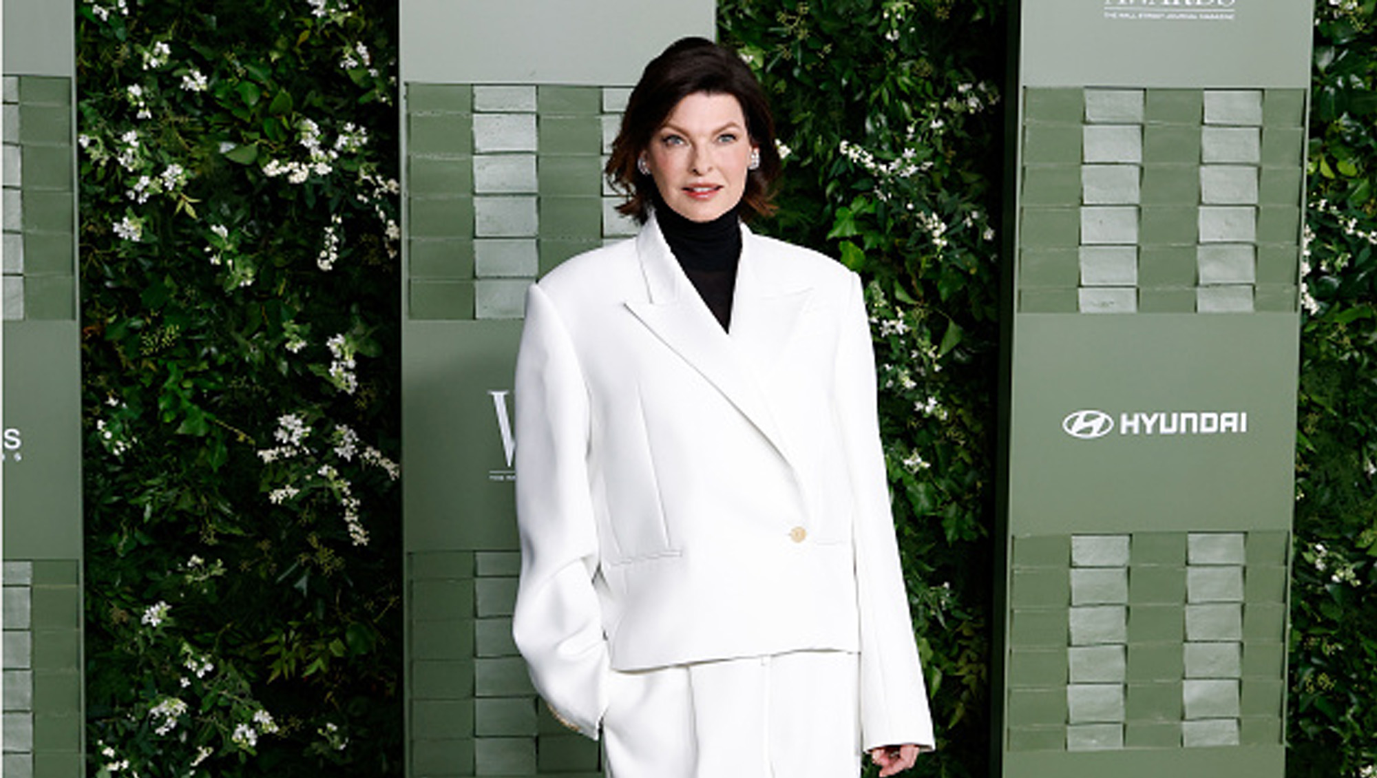 linda evangelista white blazer