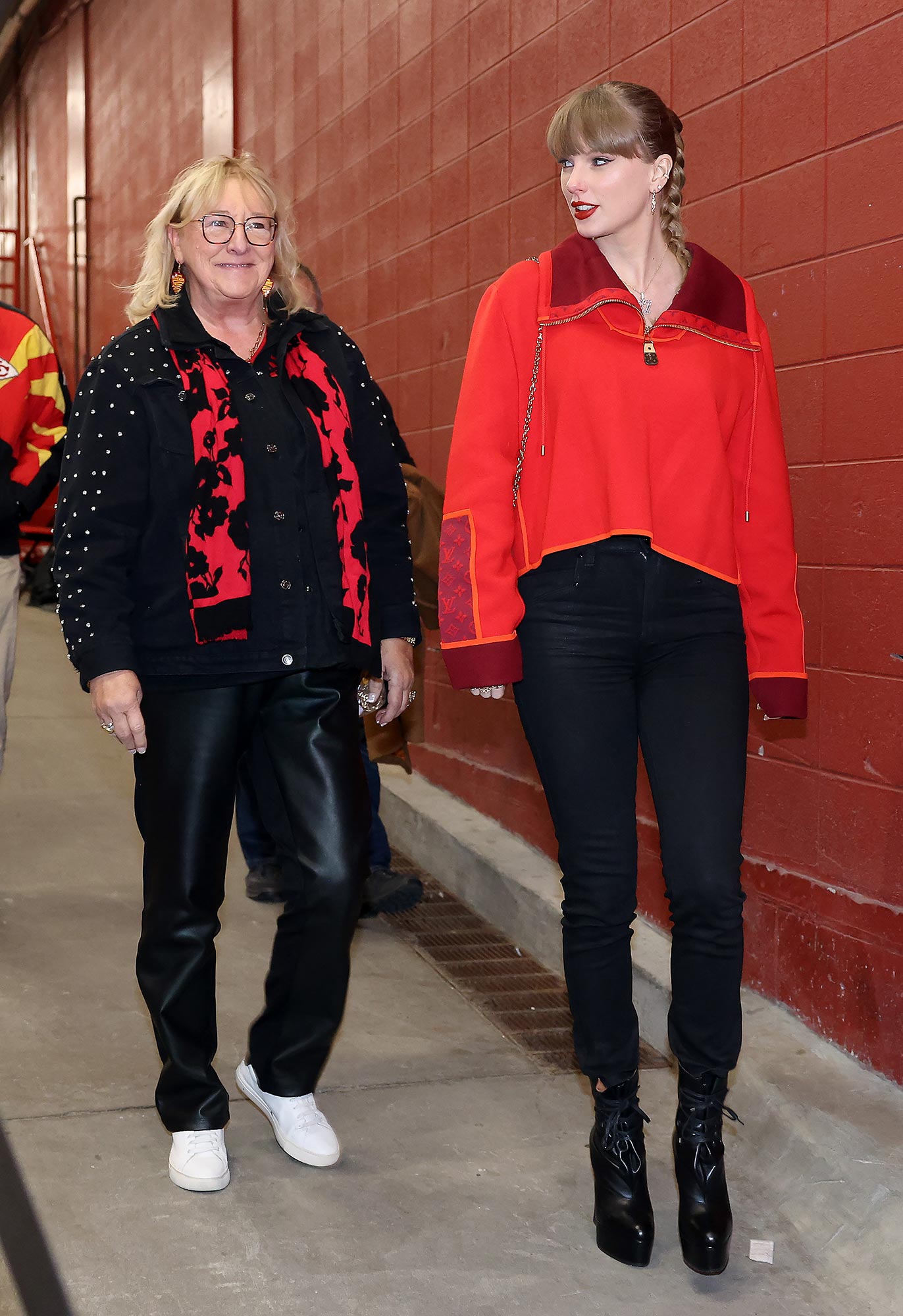 Feature Taylor Swift and Donna Kelce