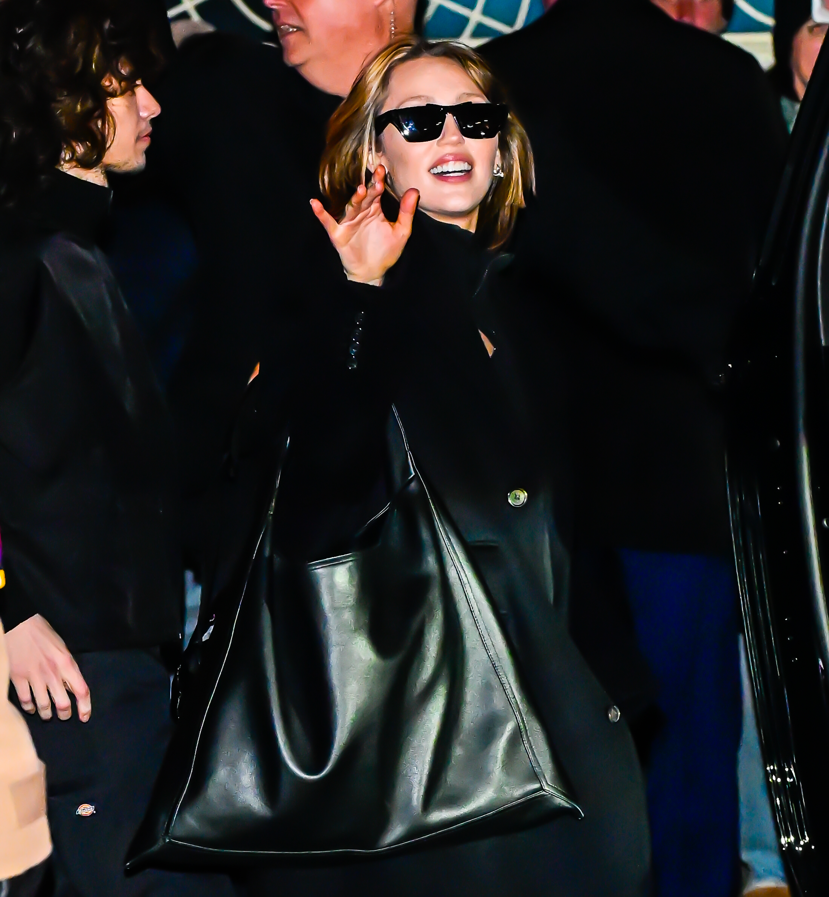 miley cyrus in all black outfit
