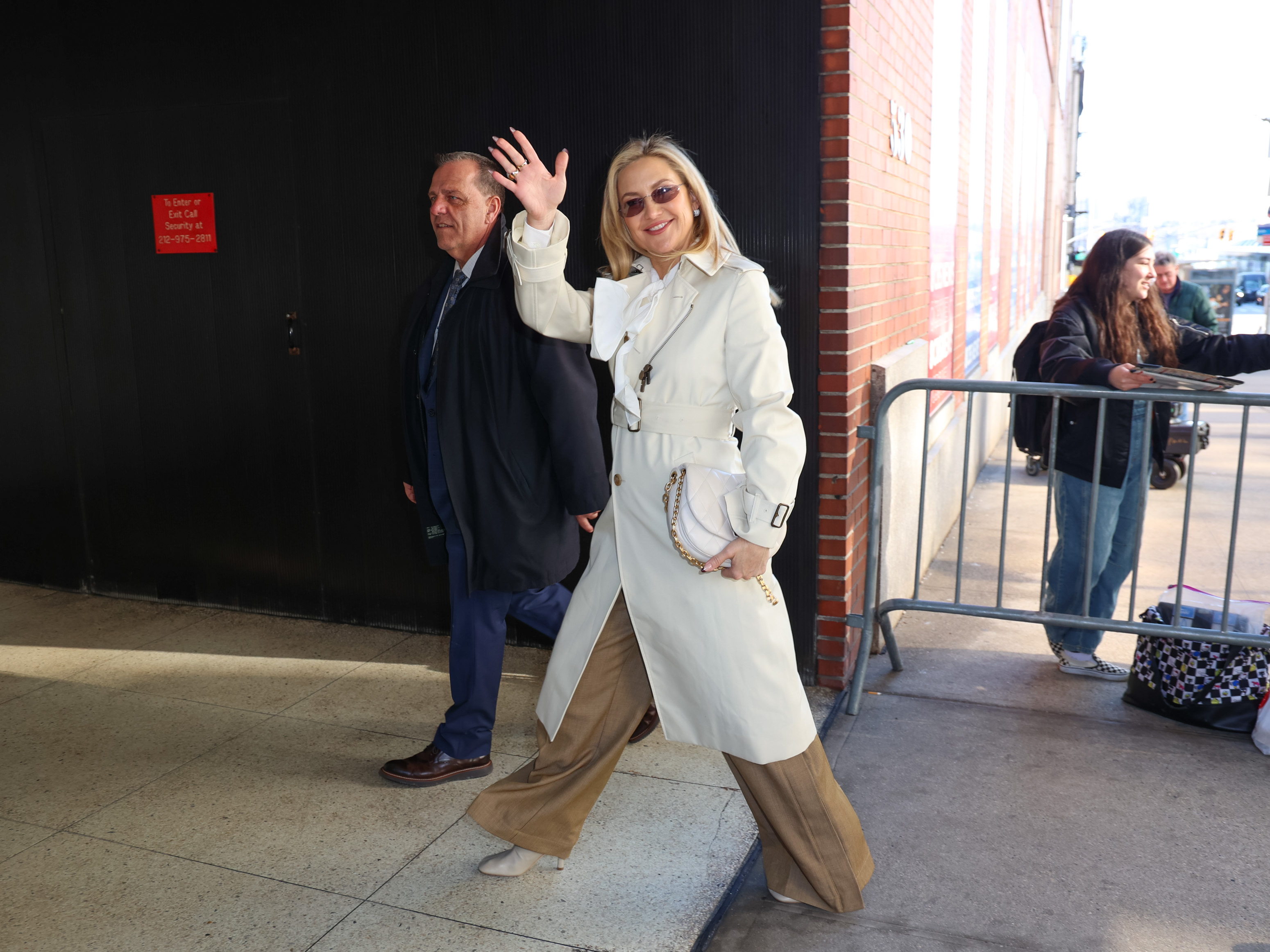 Kate Hudson is seen arriving at the 'Drew Barrymore Show' on February 26, 2025 in New York City.