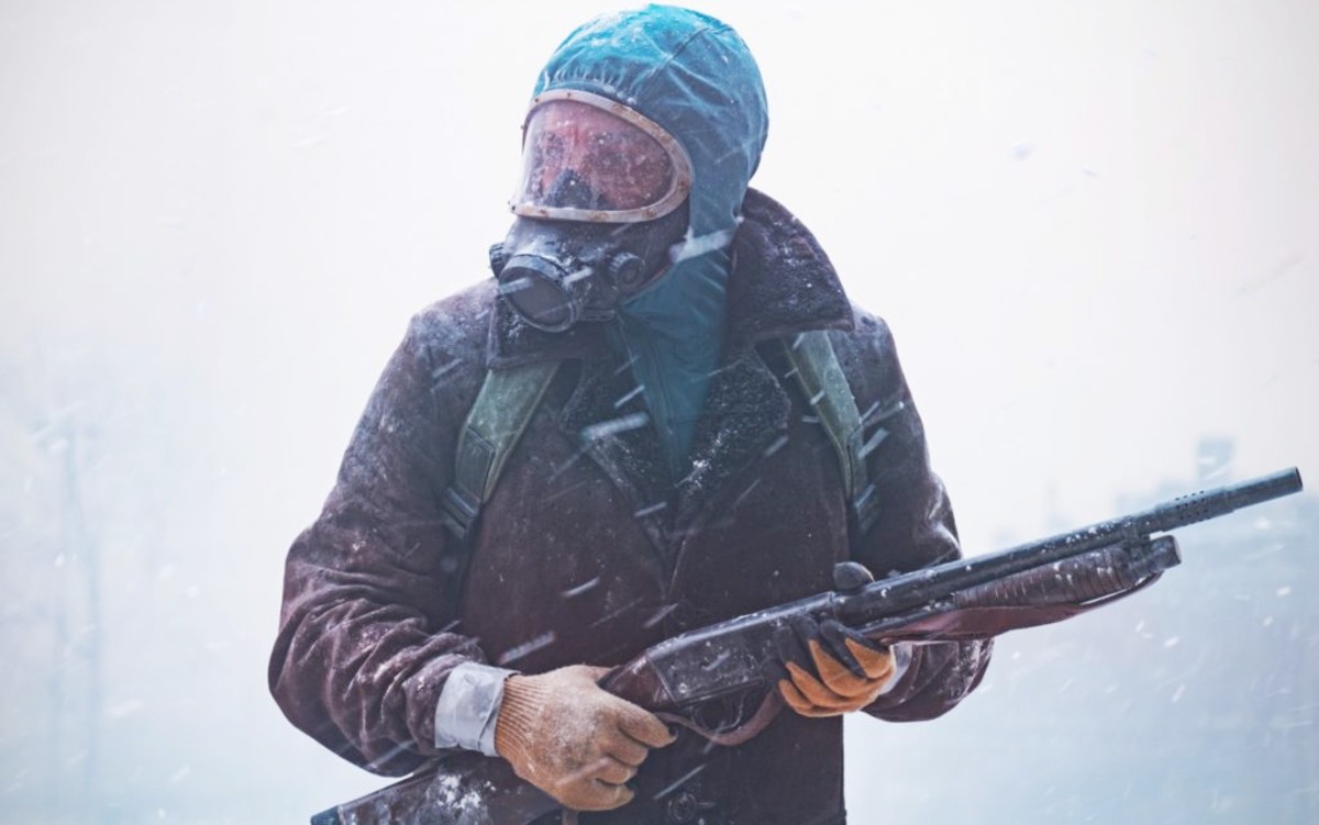 A man in a mask carries a gun in The Eternaut.