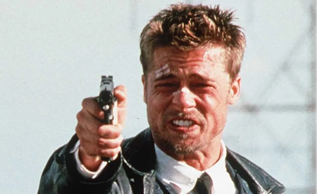 A man aims his gun in 'Seven.'