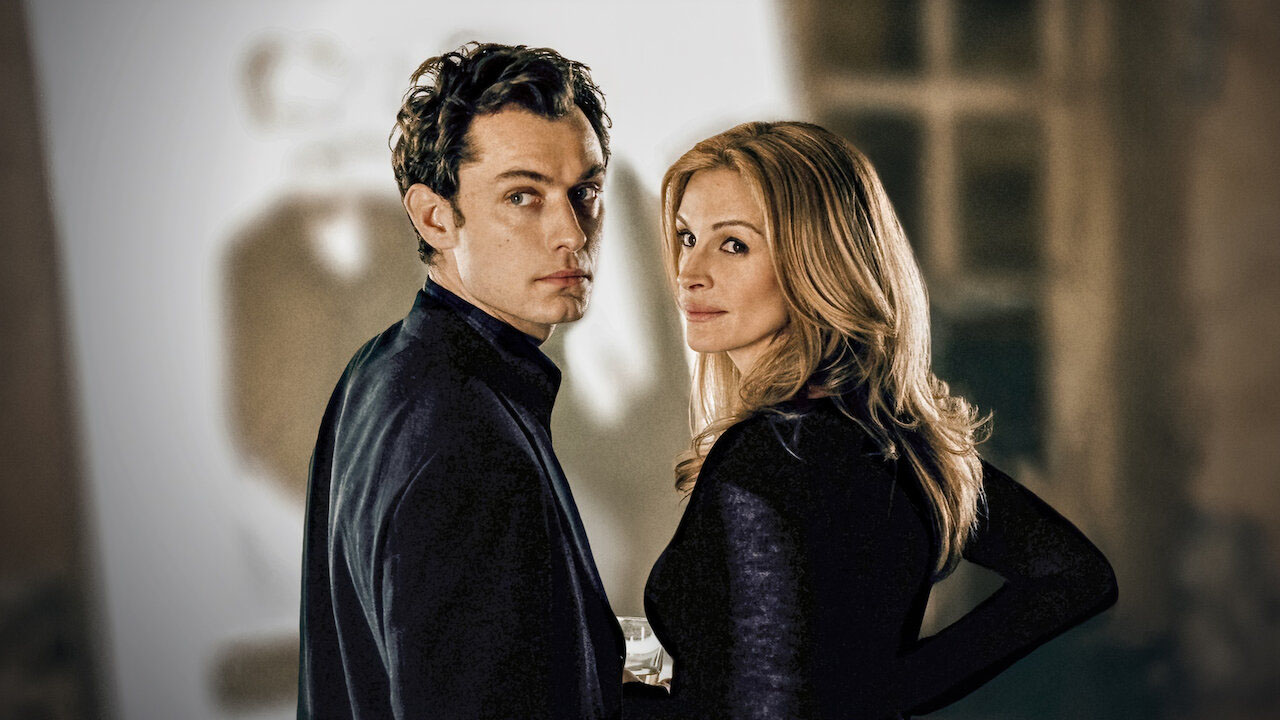 Jude Law and Julia Roberts in 'Closer.'