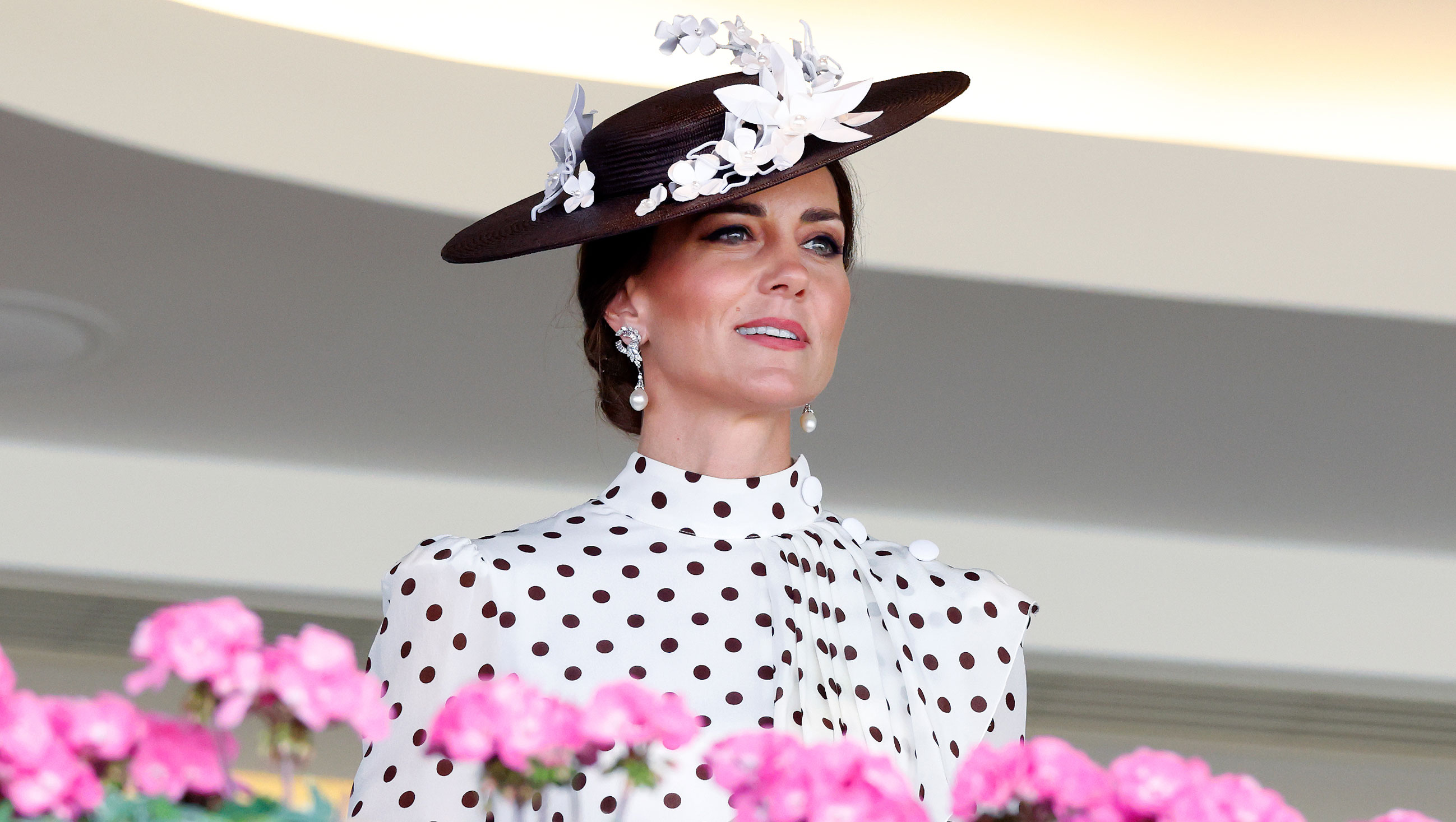 ASCOT, UNITED KINGDOM - JUNE 17: Catherine, Duchess of Cambridge watches the racing from the Royal Box as she attends day 4 of Royal Ascot at Ascot Racecourse on June 17, 2022 in Ascot, England. (Photo by Max Mumby/Indigo/Getty Images)