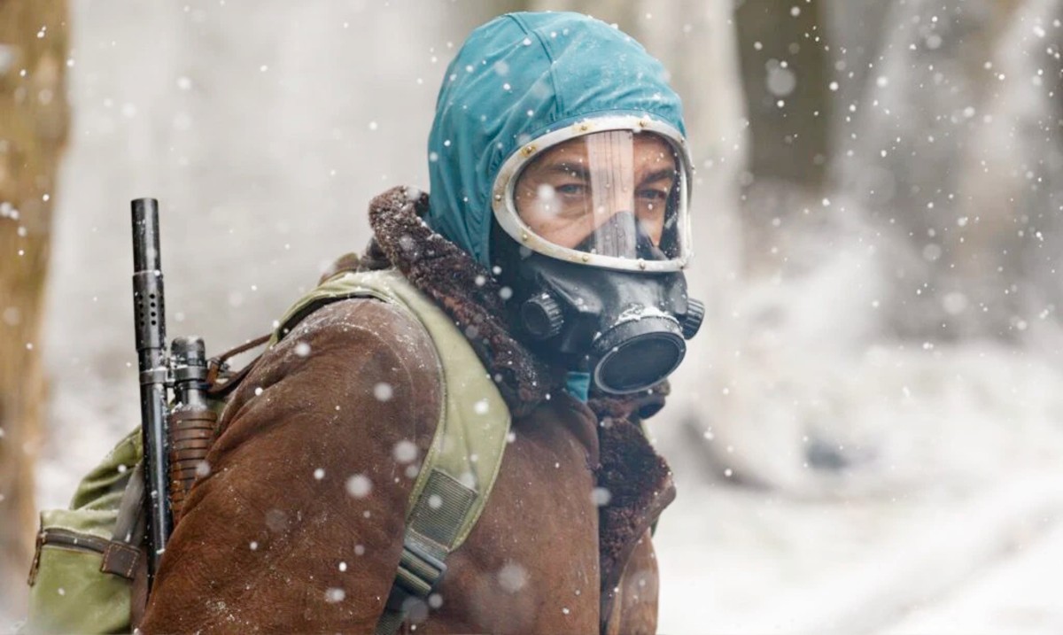 A man in an oxygen mask looks to his right in 'The Eternaut."
