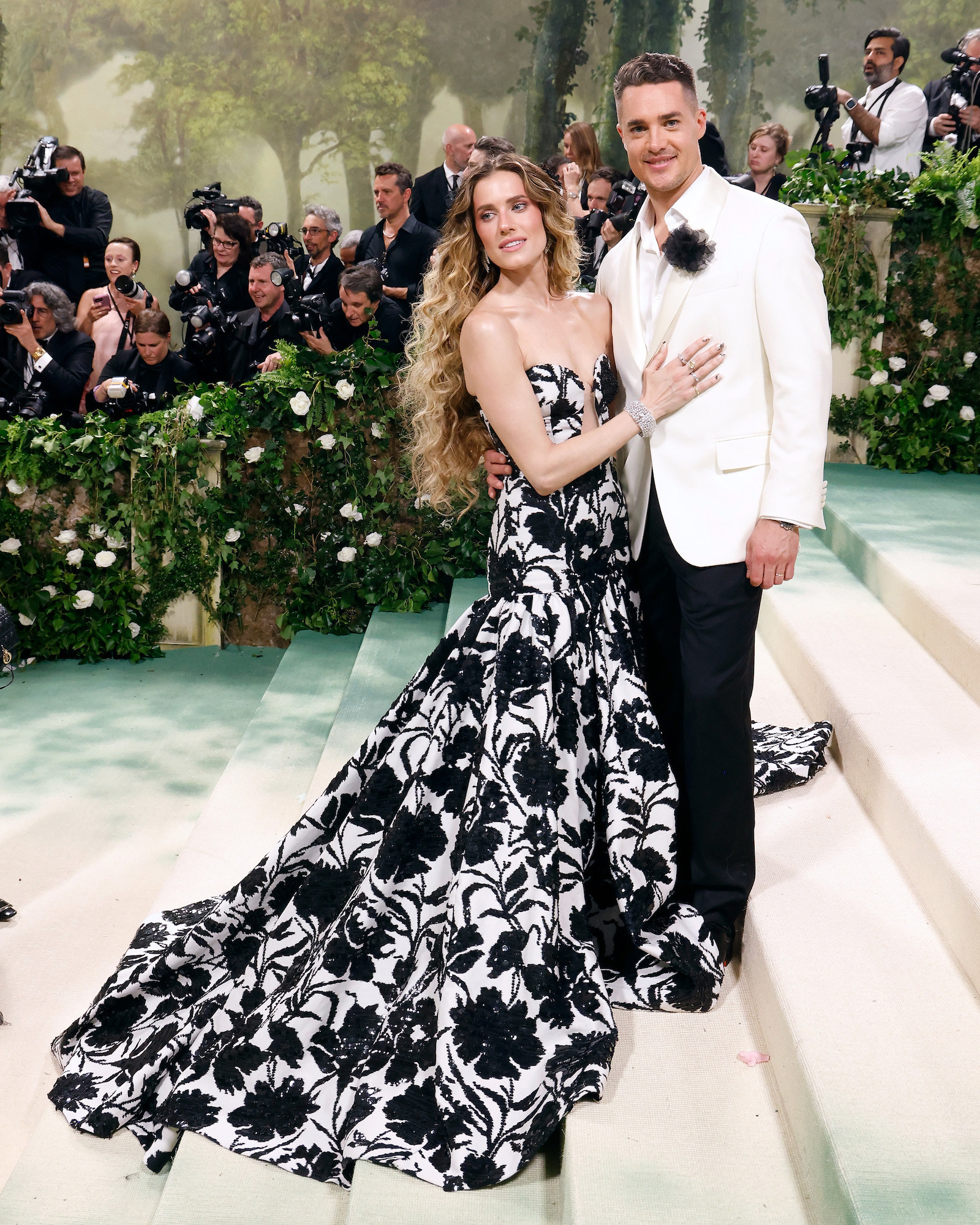 Allison-Williams-and-Alexander-Dreymon-GettyImages-2151884035