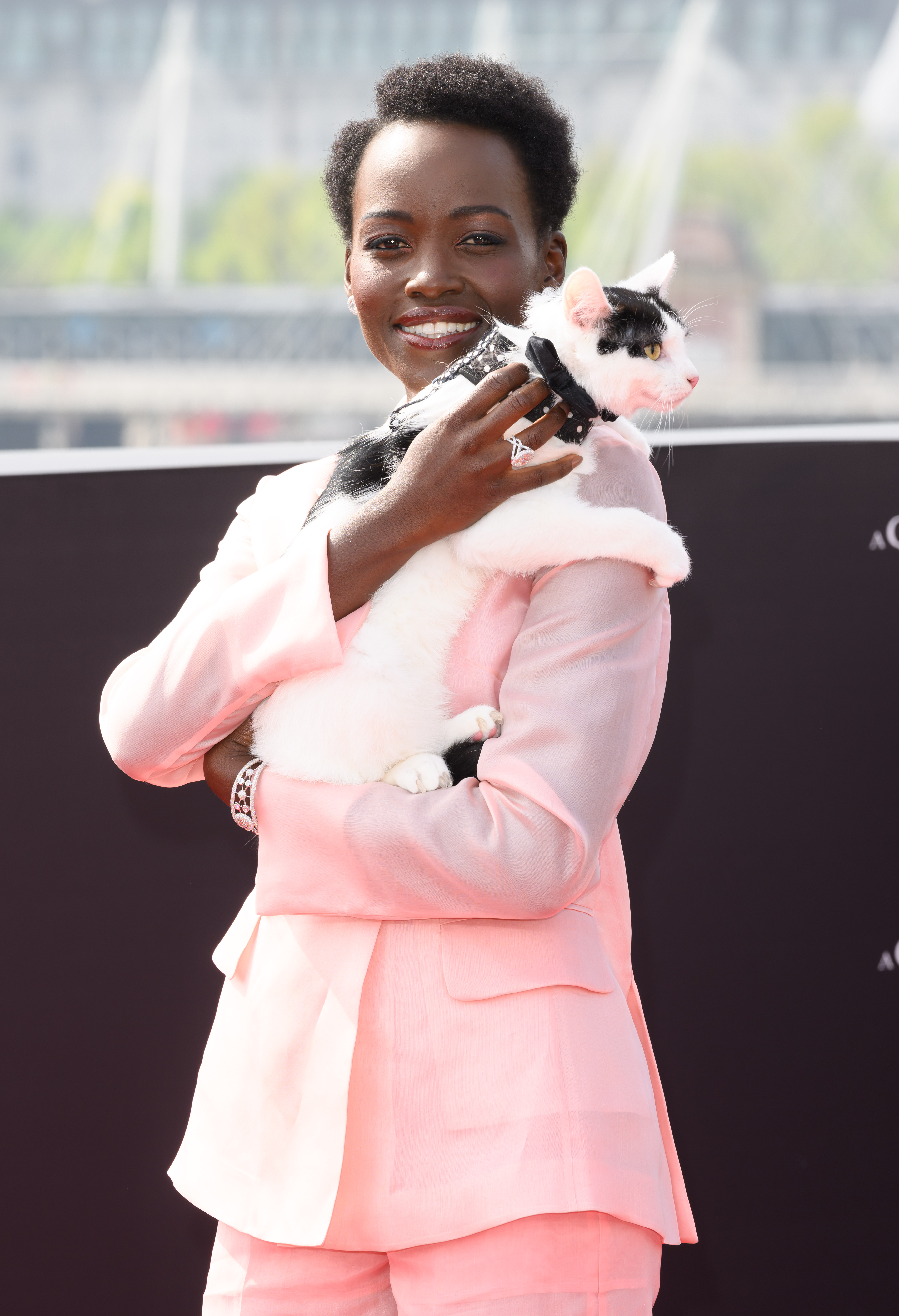Lupita Nyong'o con el gato Schnitzel.