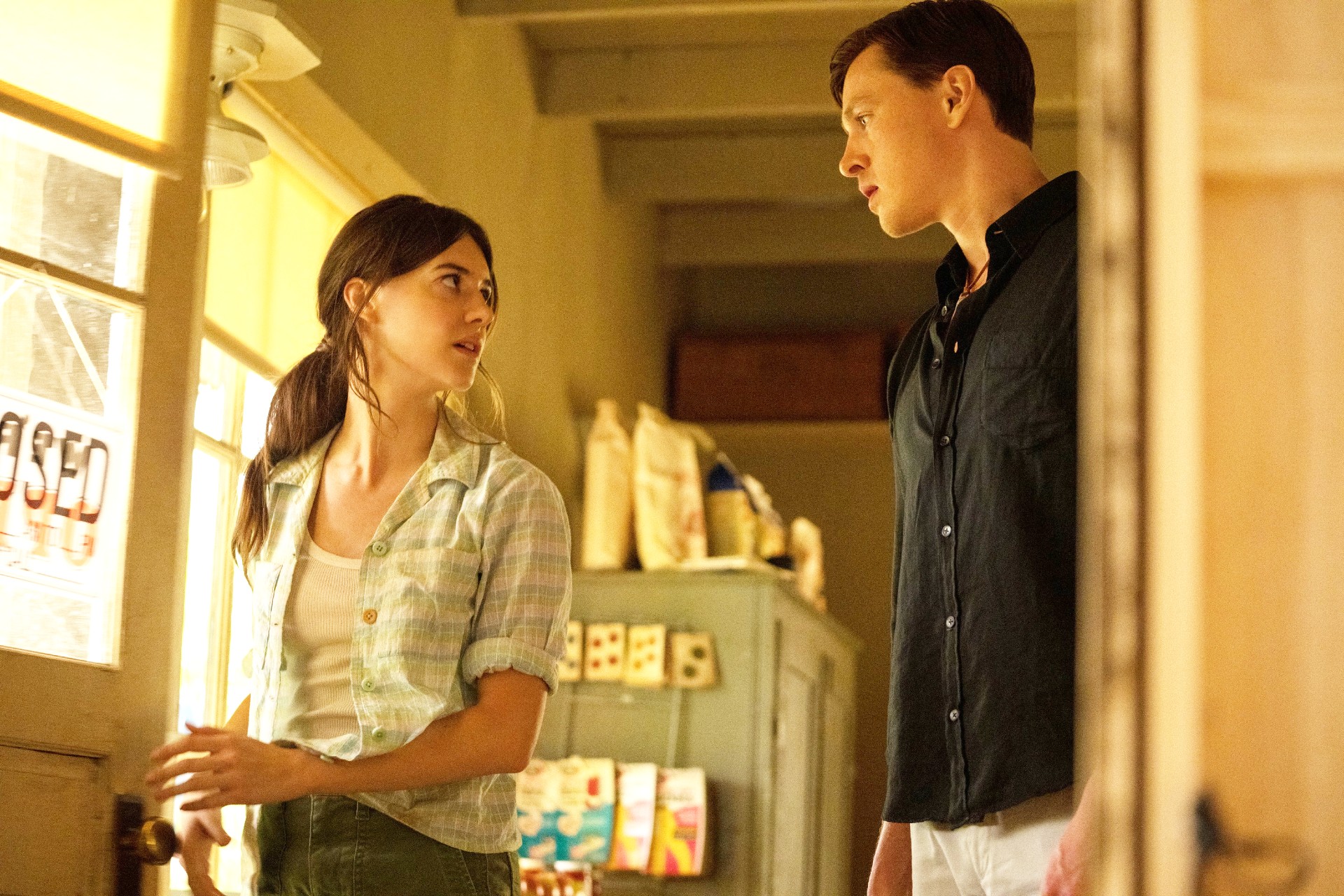 Daisy Edgar-Jones and Harris Dickinson in Where the Crawdads Sing