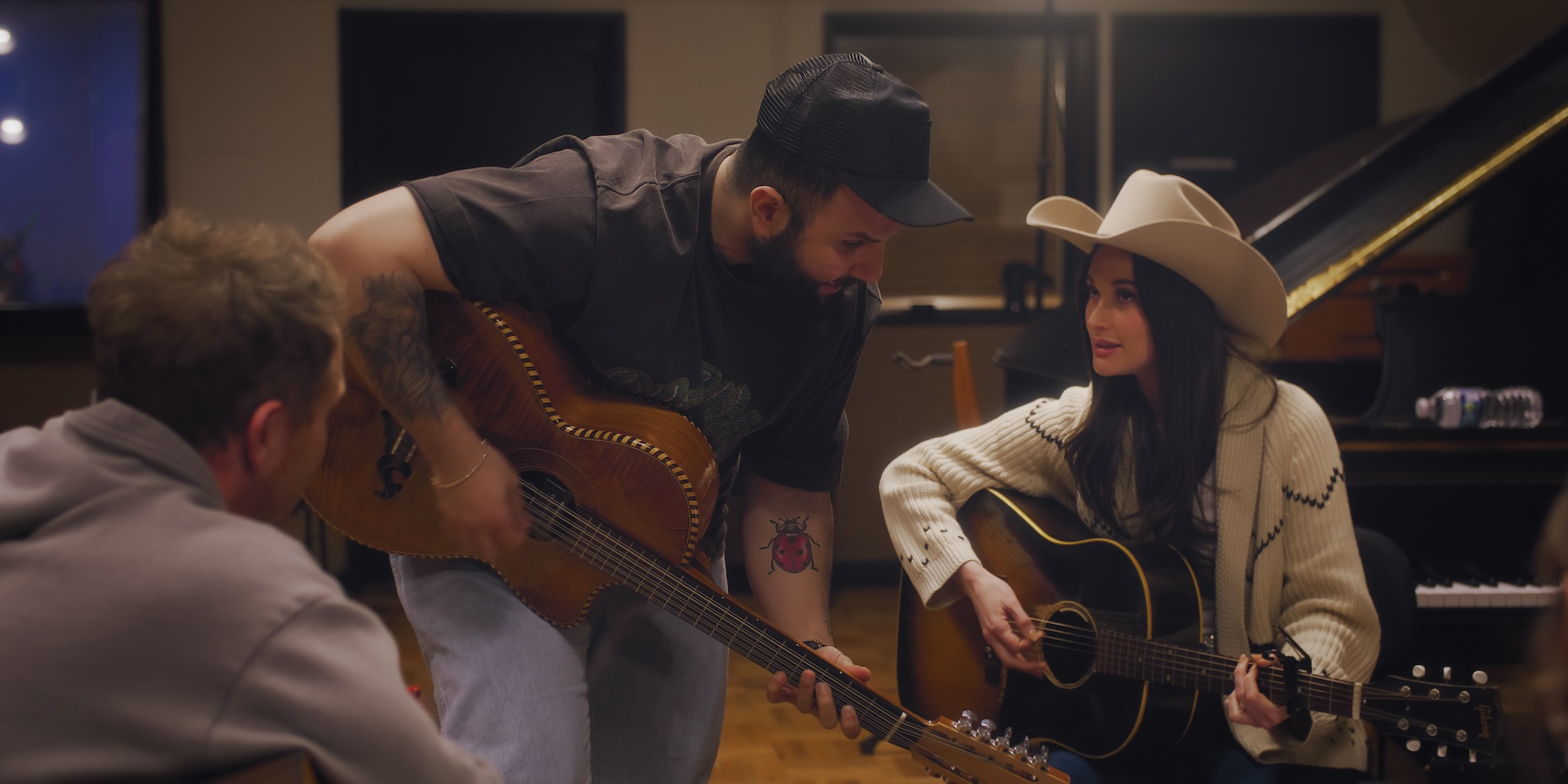 Carín León y Kasey Musgraves graban el sencillo "Lost in Translation"