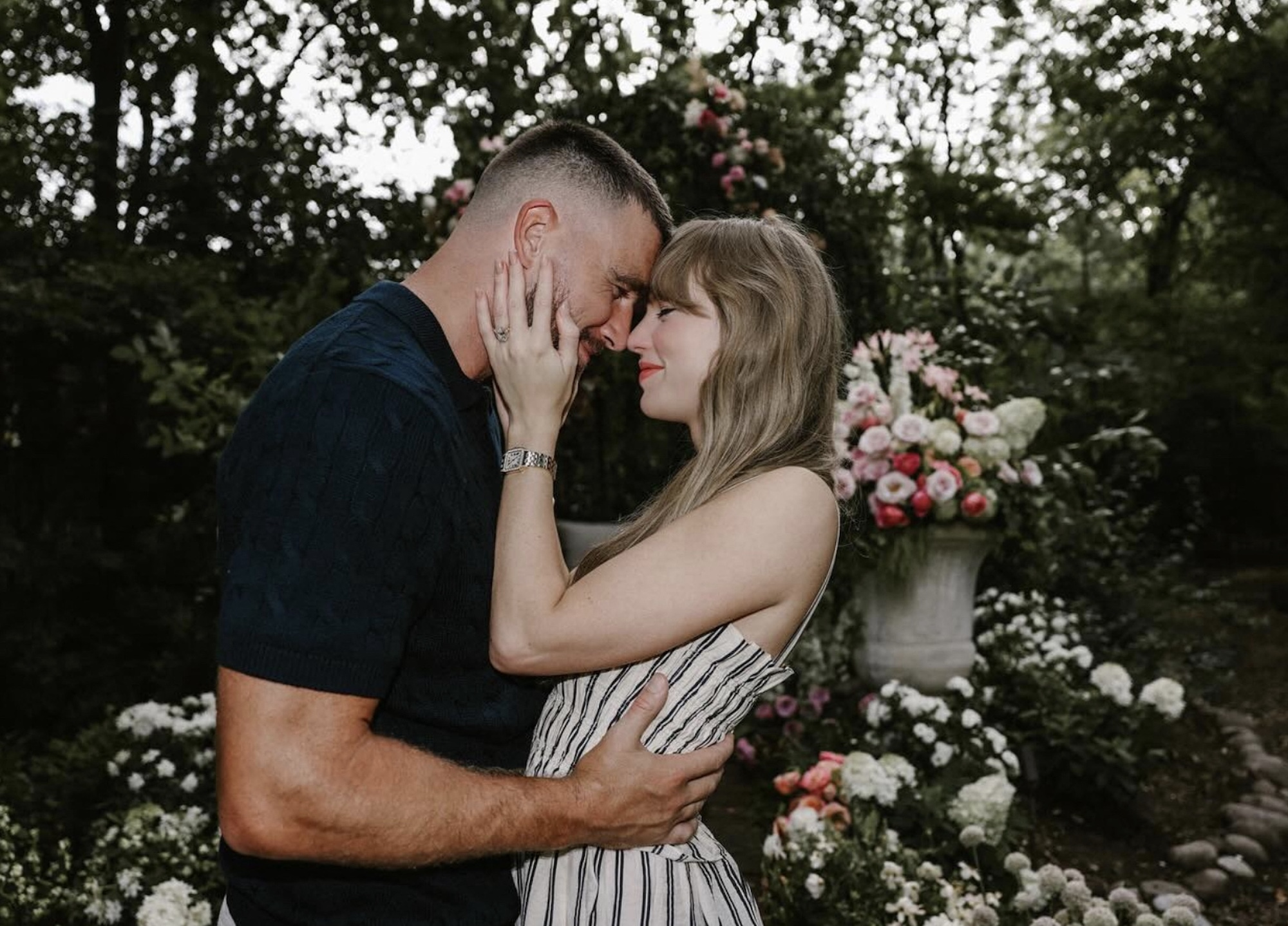 Taylor-Swift-and-Travis-Kelce-MEGA1354750_001