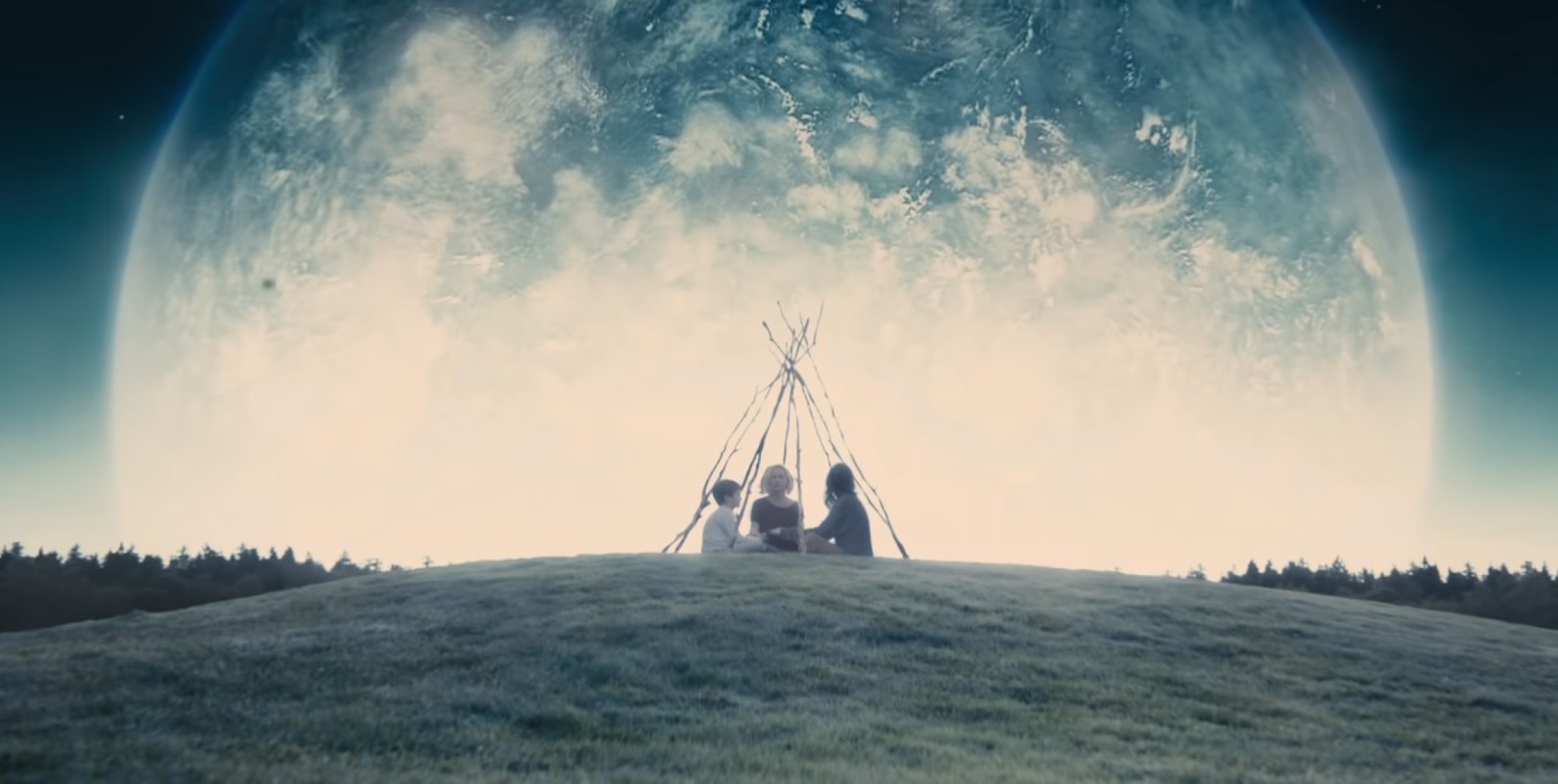 Cameron Spurr, Kirsten Dunst, Charlotte Gainsbourg in Melancholia