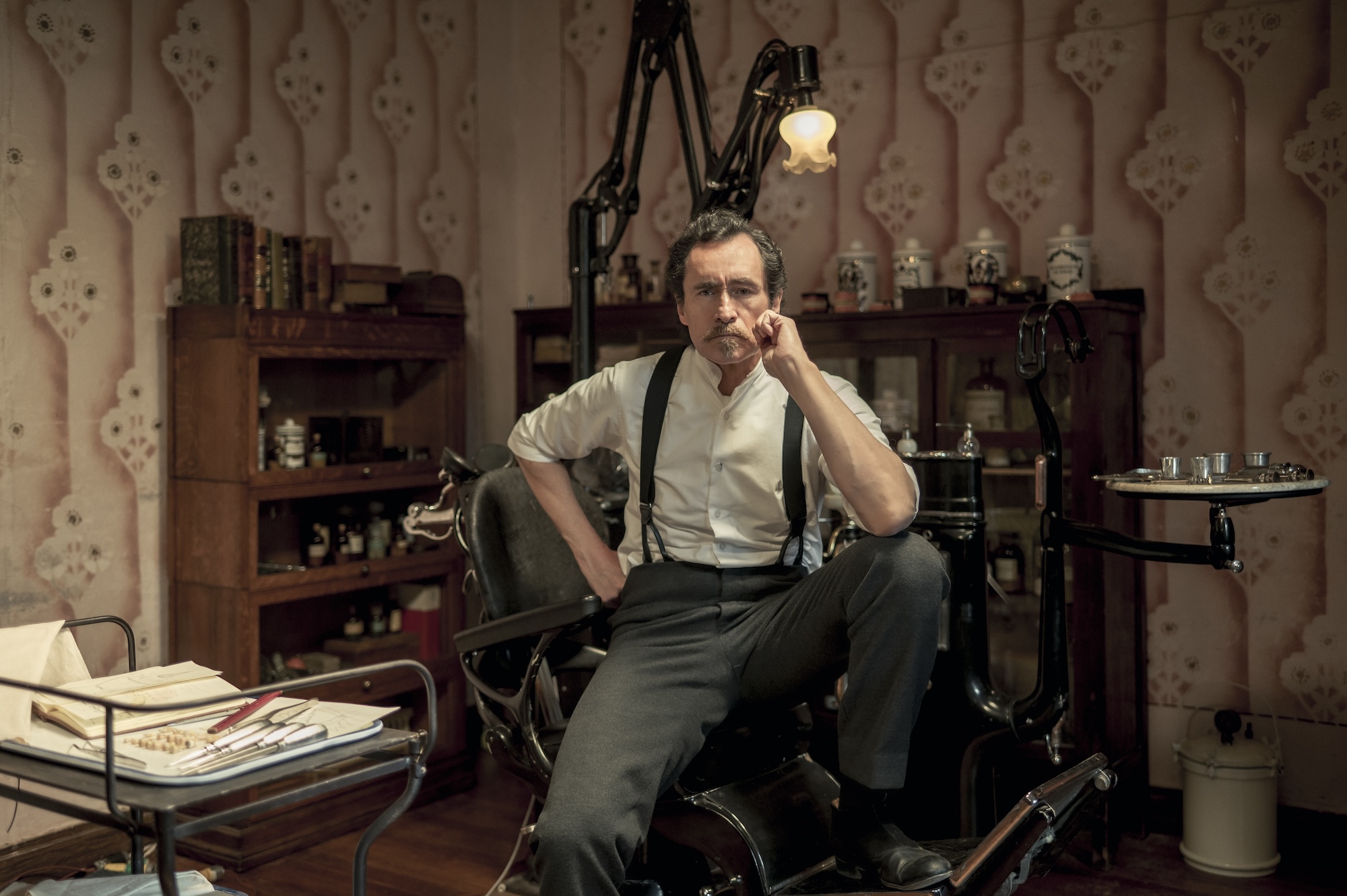 Demián Bichir el protagonista de la serie El Dentista de ViX