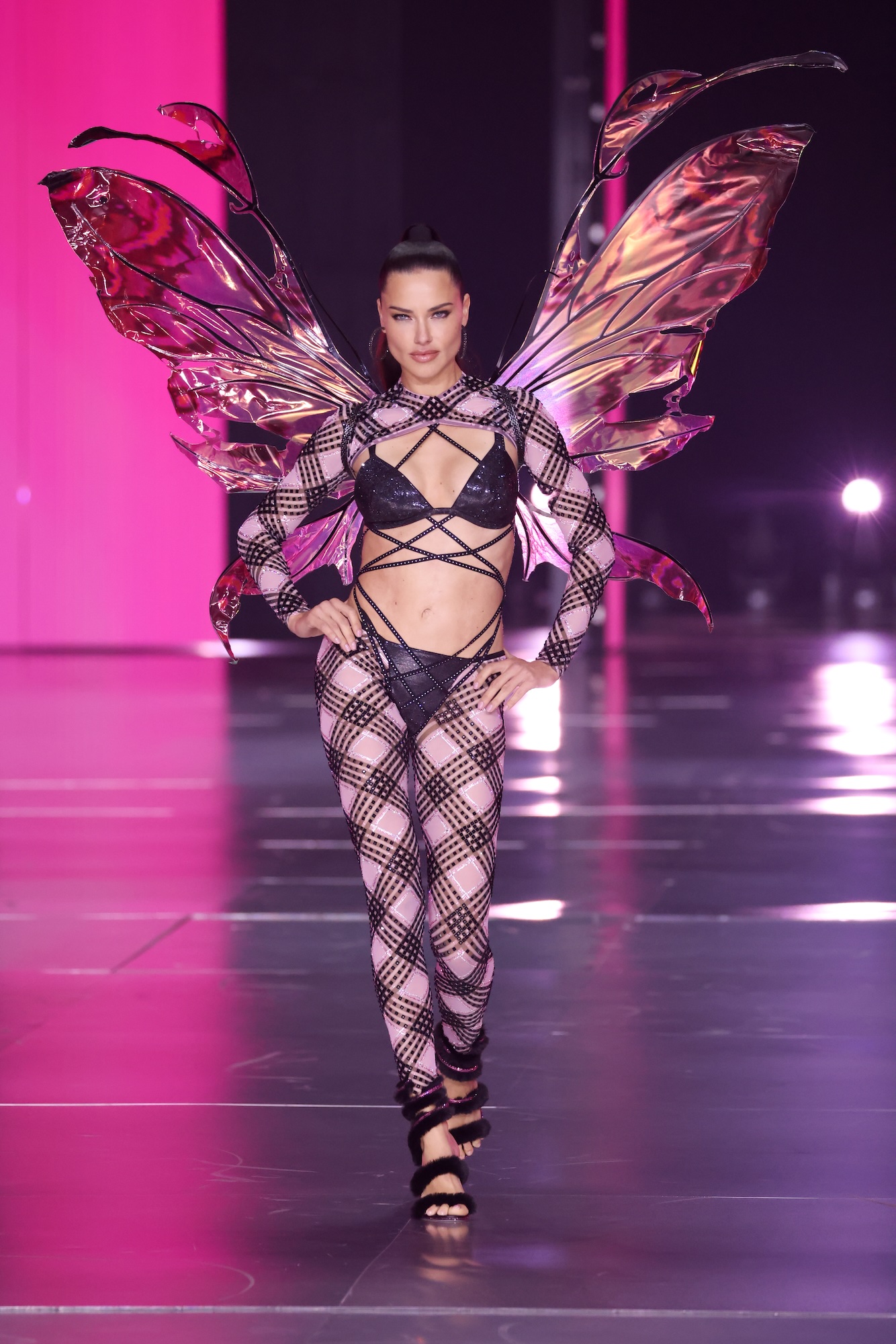 Victoria’s Secret ‘Solemnly Swears to Not Slick Back’ Models’ Hair at the 2025 Fashion Show