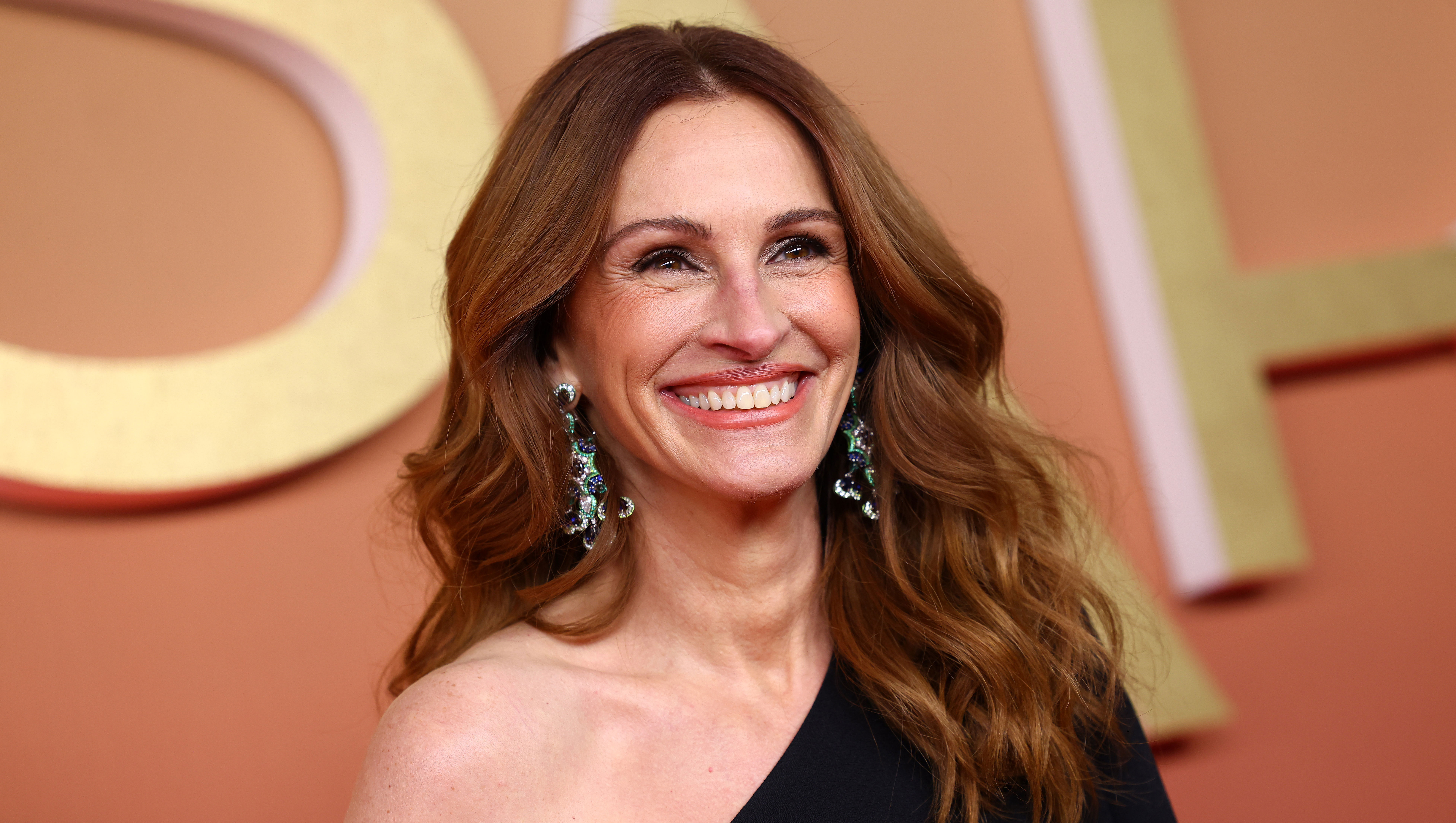 PARIS, FRANCE - FEBRUARY 28: Julia Roberts arrives at the 50th Cesar Film Awards at L'Olympia on February 28, 2025 in Paris, France. (Photo by Marc Piasecki/WireImage)