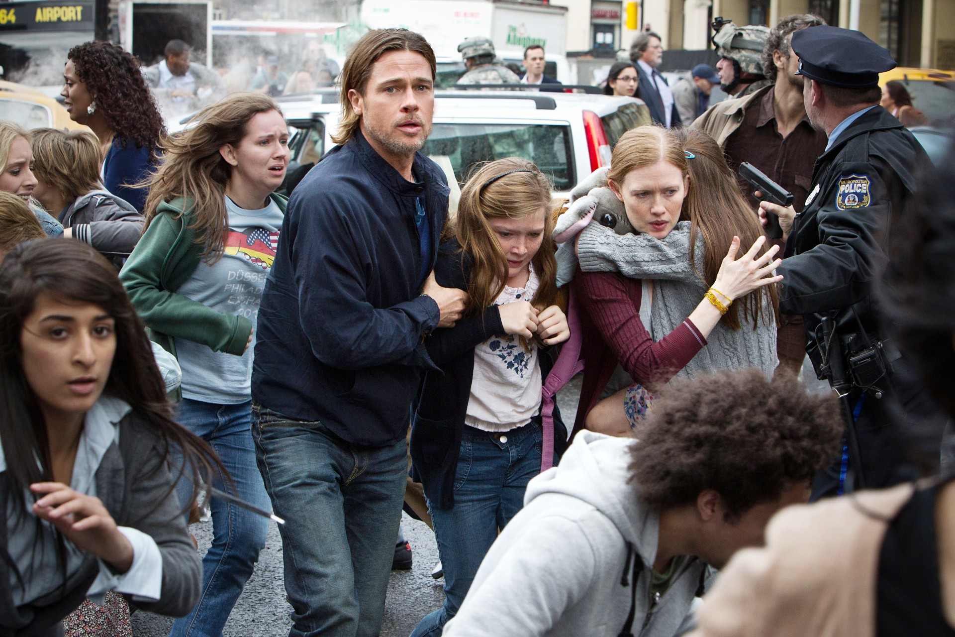 Brad Pitt, Abigail Hargrove, Mireille Enos in World War Z