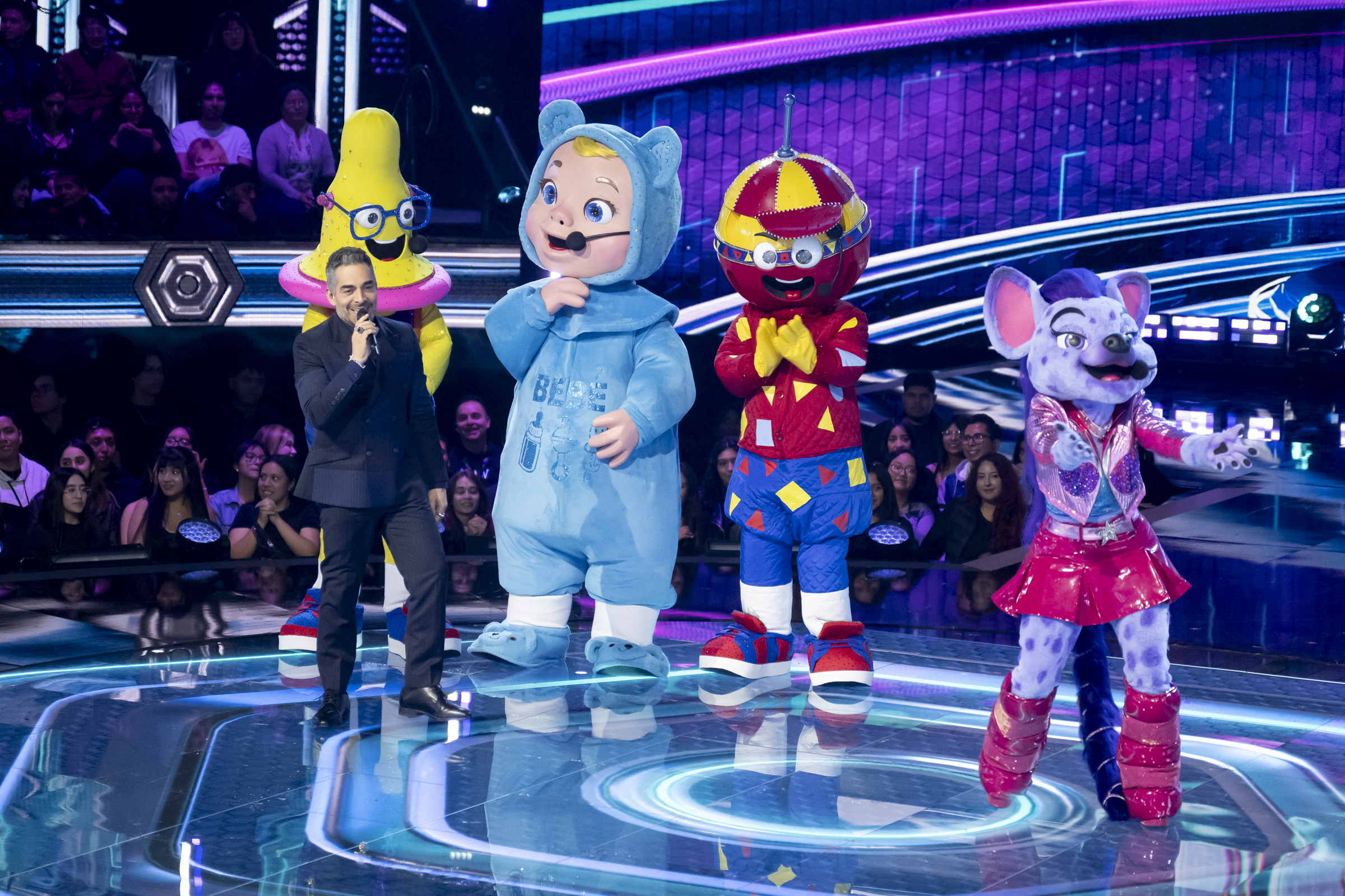 Omar Chaparro y personajes de 'Quién es la Máscara'.