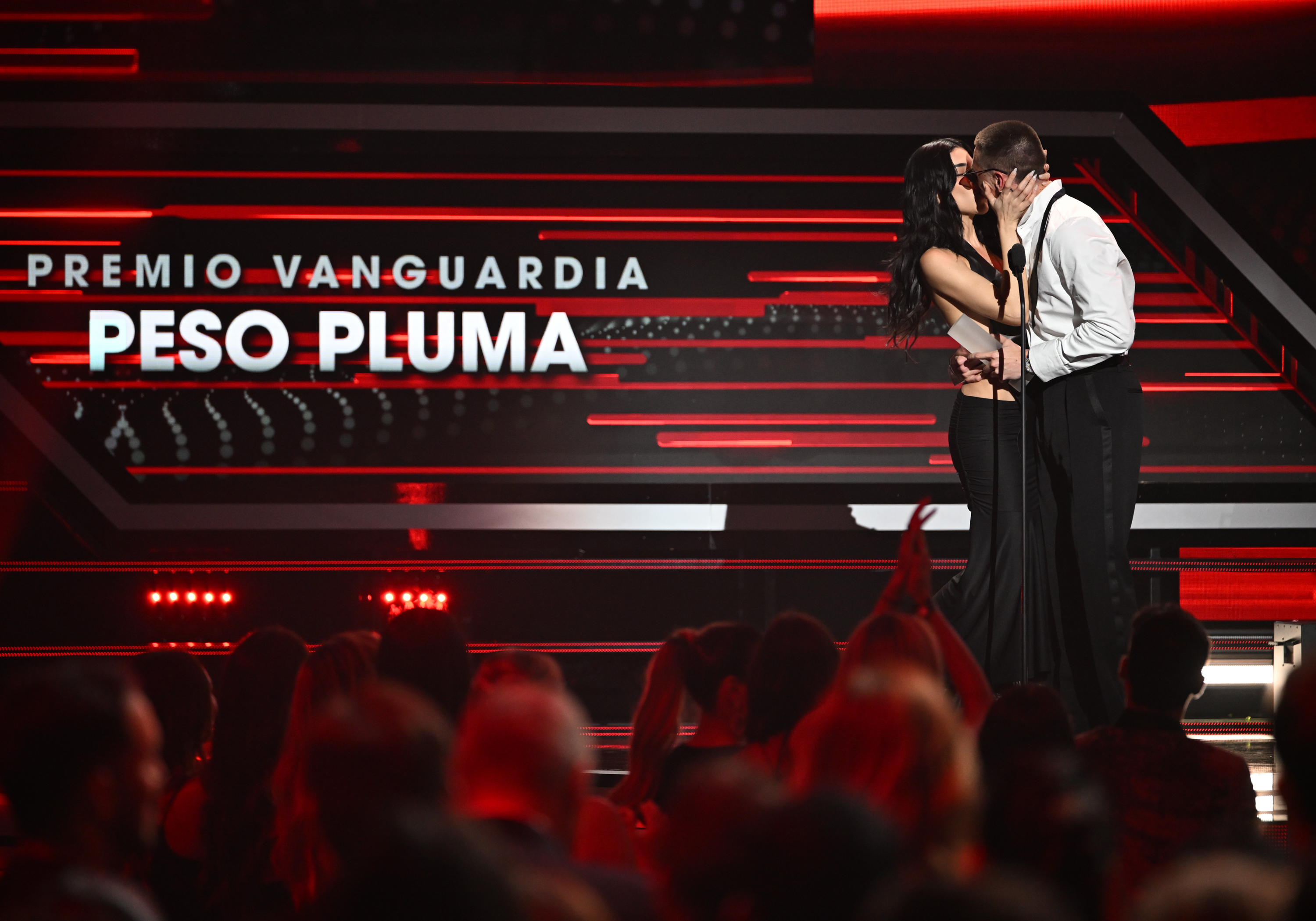 Kenia Os y Peso Pluma en los Billboard Latin Music Awards.