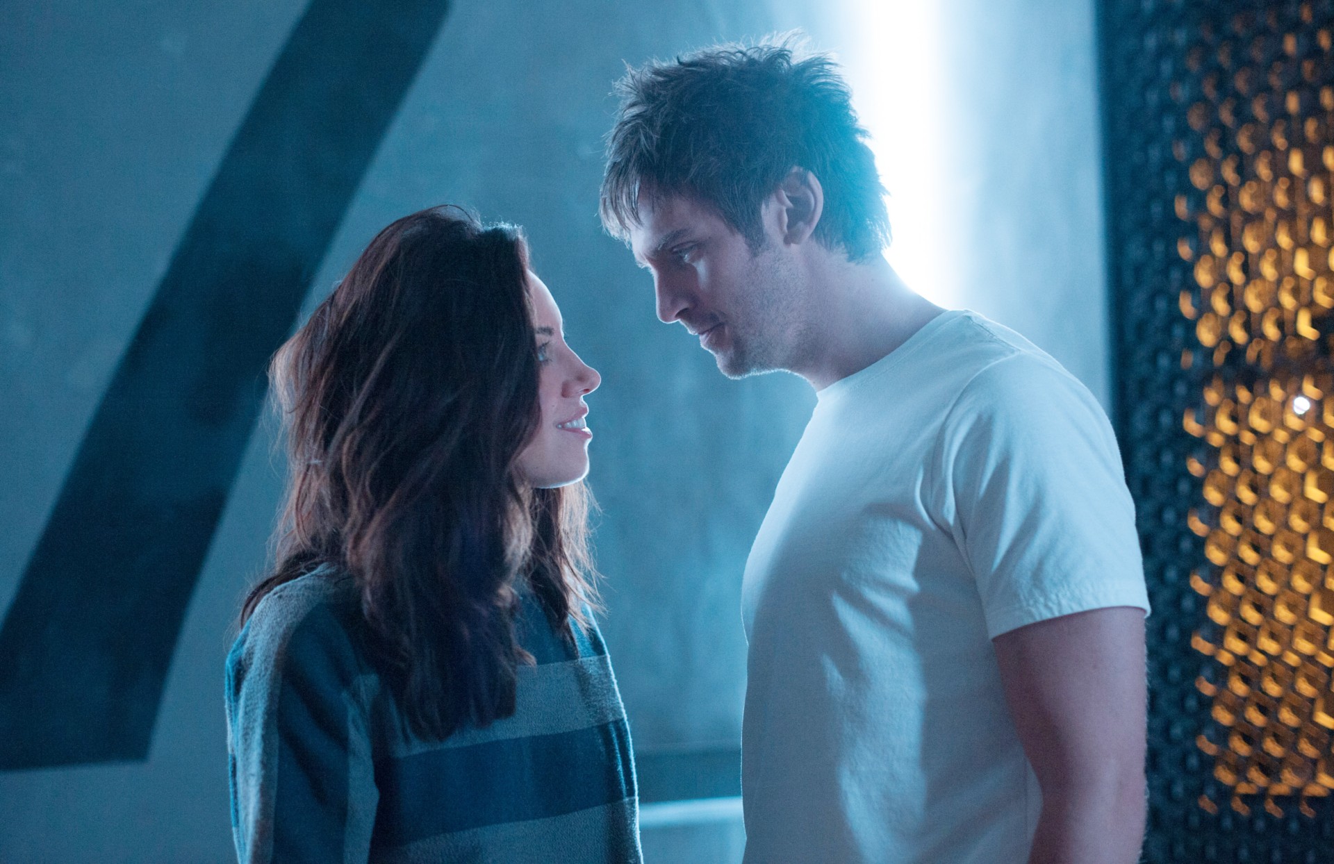Aubrey Plaza nad Dan Stevens in Legion