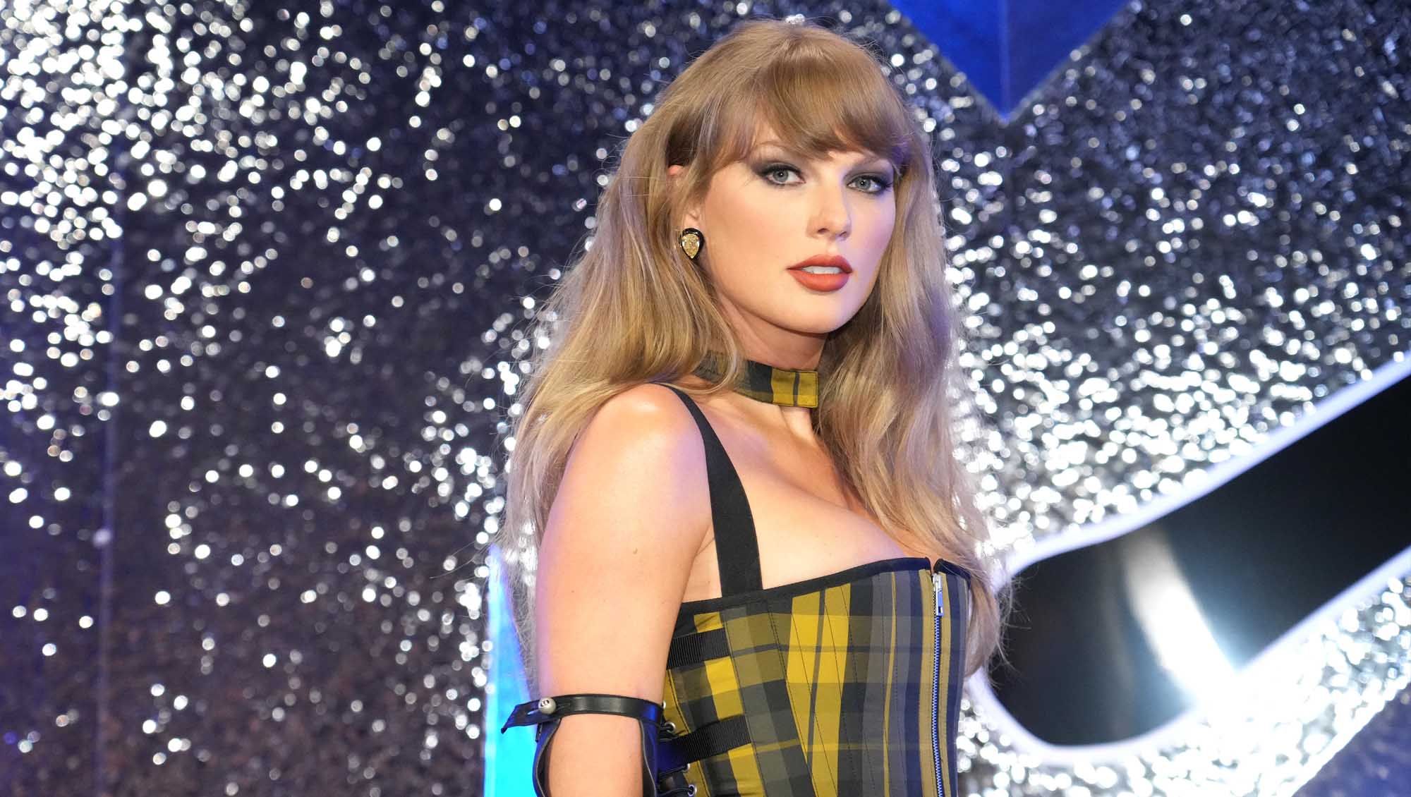 Taylor Swift Handbag Lookalike