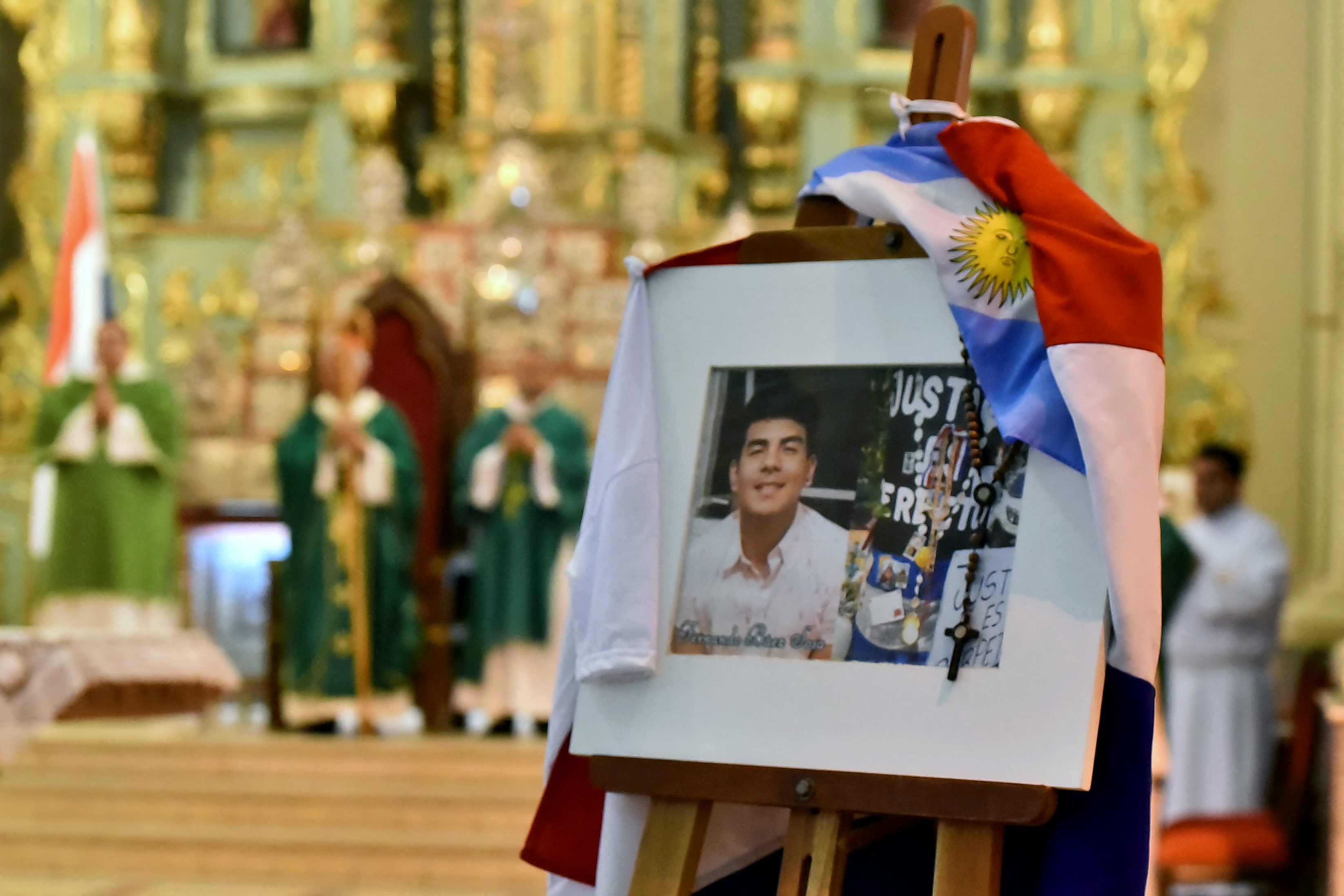 Imagen de Fernando Báez Sosa en una iglesia de Asunción, Paraguay.