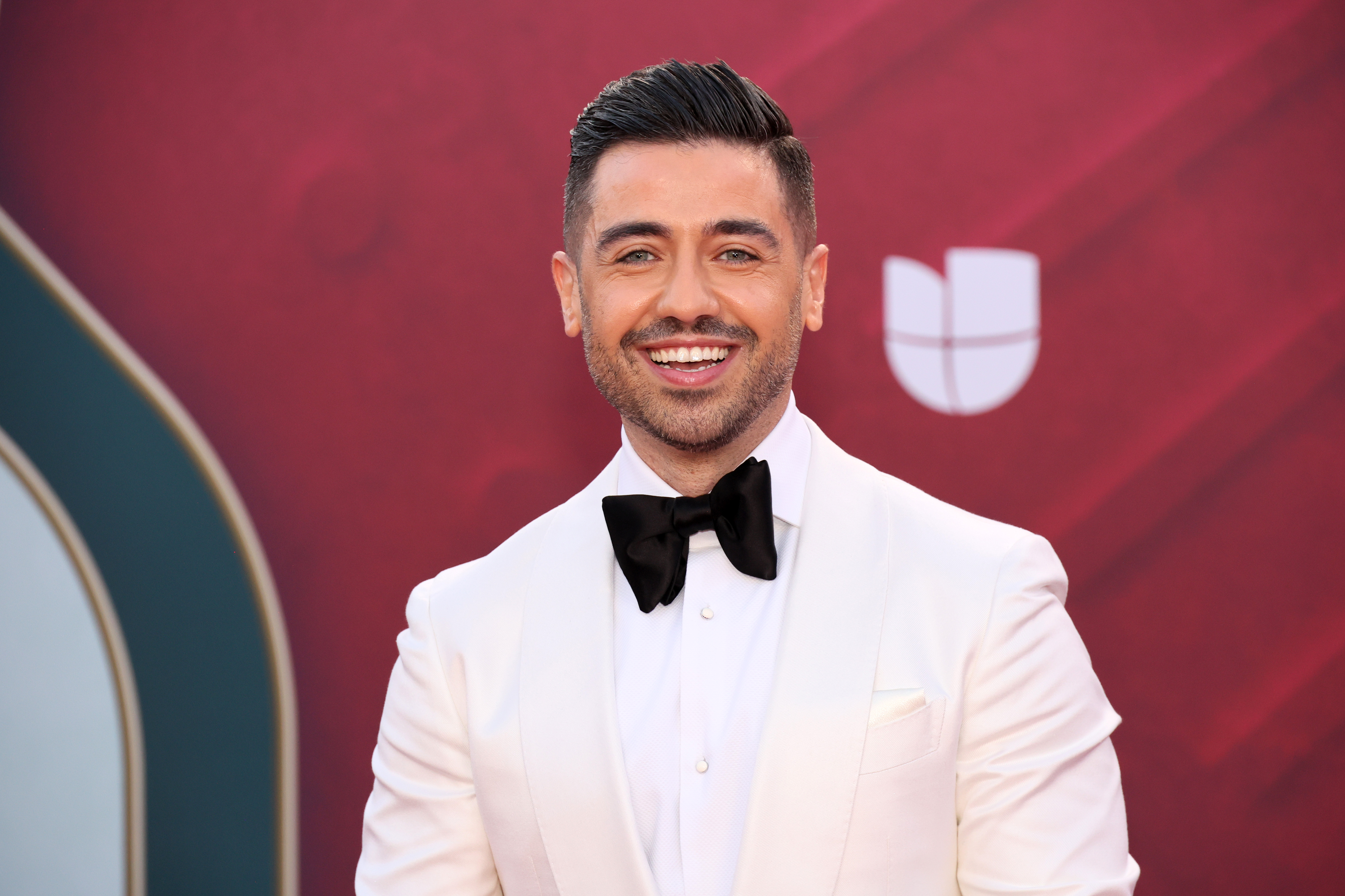 Borja Voces, conductor de "Noche de Estrellas", la alfombra de Latin GRAMMYs 2025.