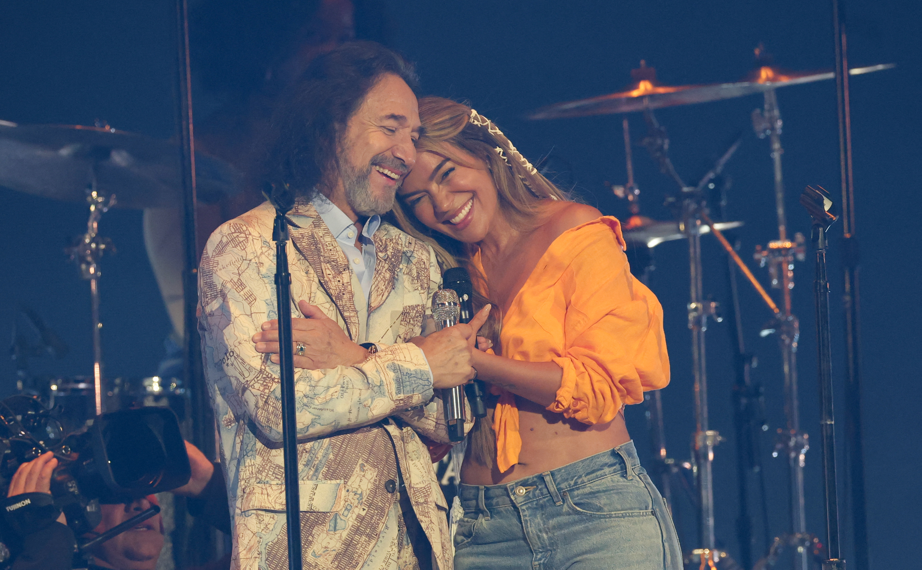Marco Antonio Solís y Karol G.