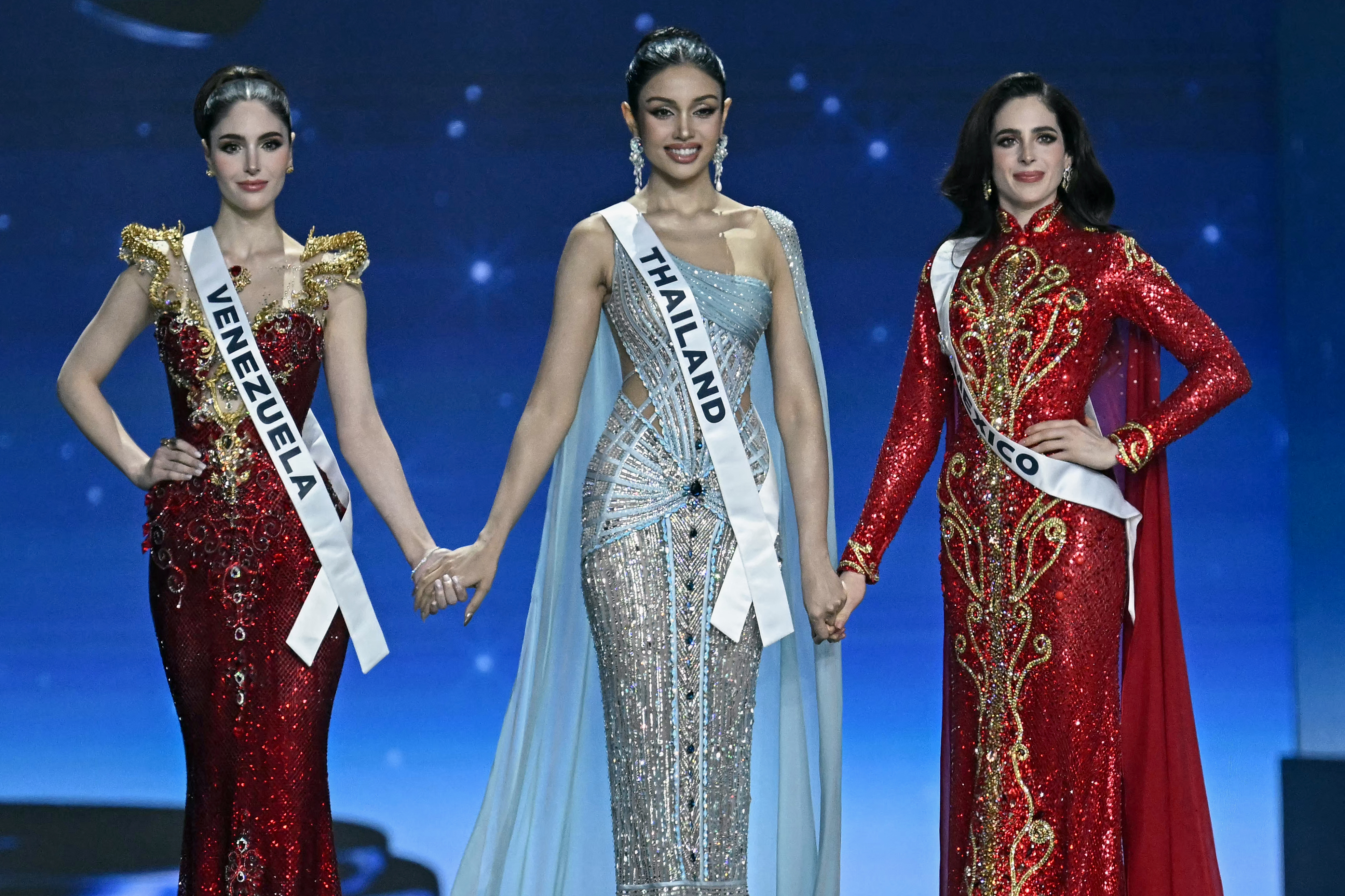 Miss México Fátima Bosch, Miss Tailandia Praveenar Singh y Miss Venezuela Stephany Adriana Abasali Nasser.