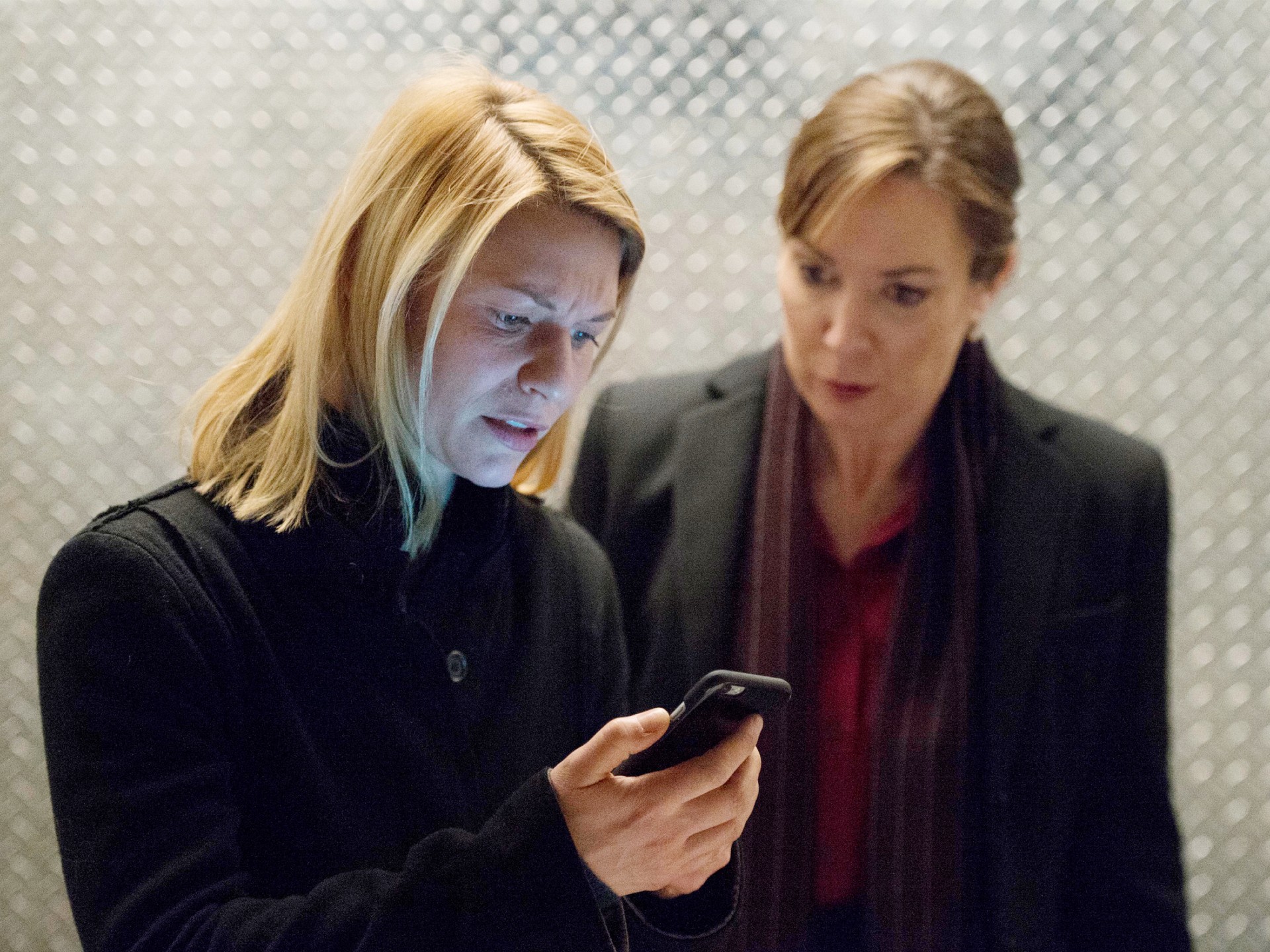 Claire Danes and Elizabeth Marvel in Homeland