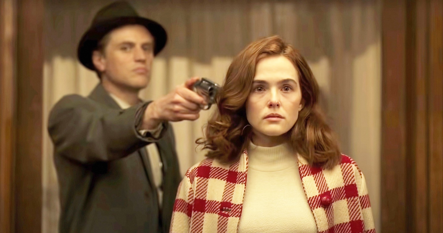 Johnny Flynn, Zoey Deutch in The Outfit