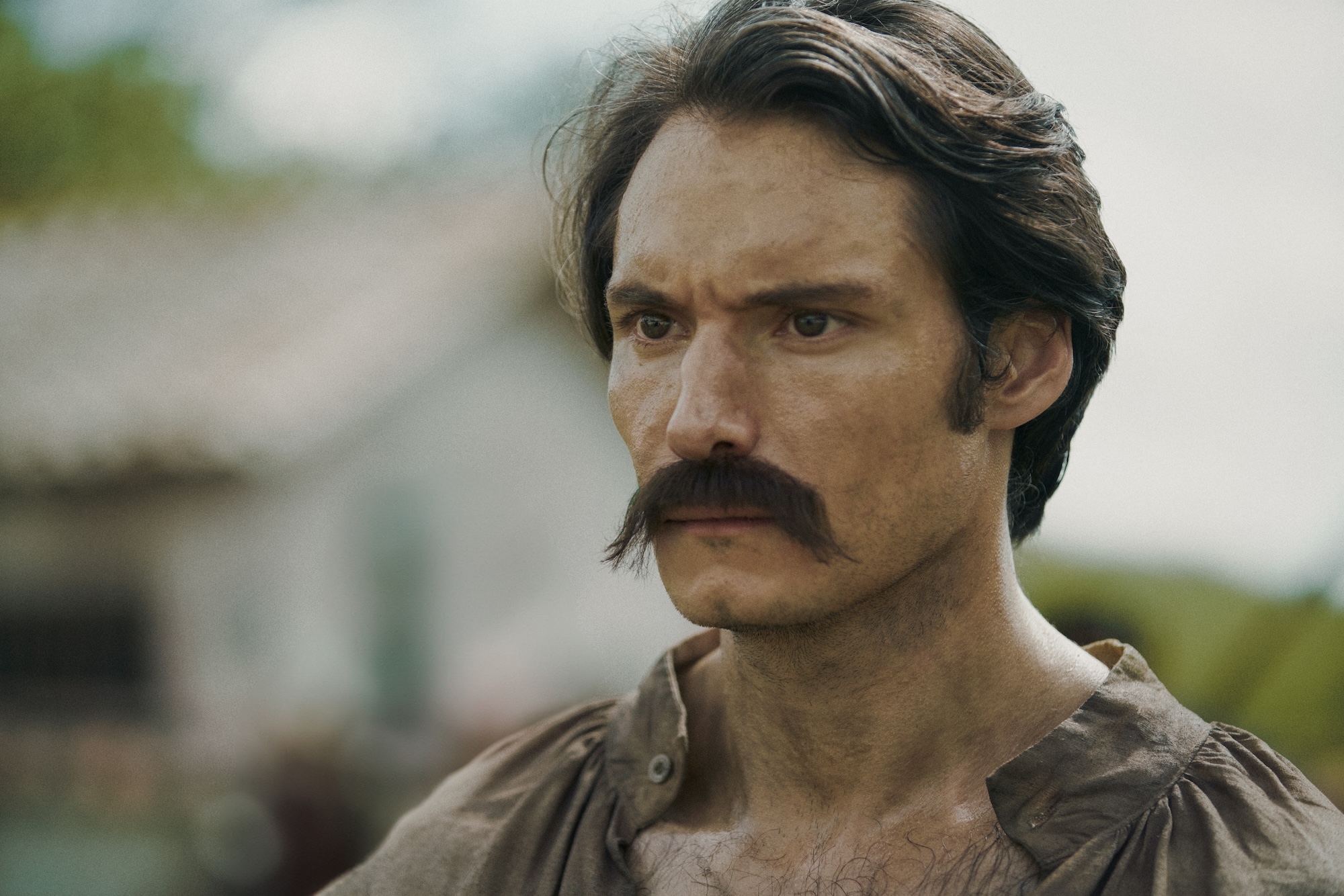 El actor Claudio Cataño interpreta a Aureliano Buendía en Cien Años de Soledad.