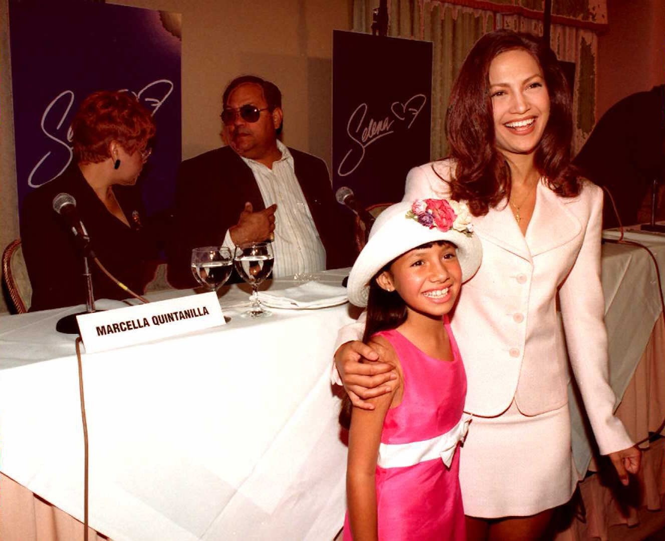 Marcella y Abraham Quintanilla, padres de Selena, y Jennifer Lopez