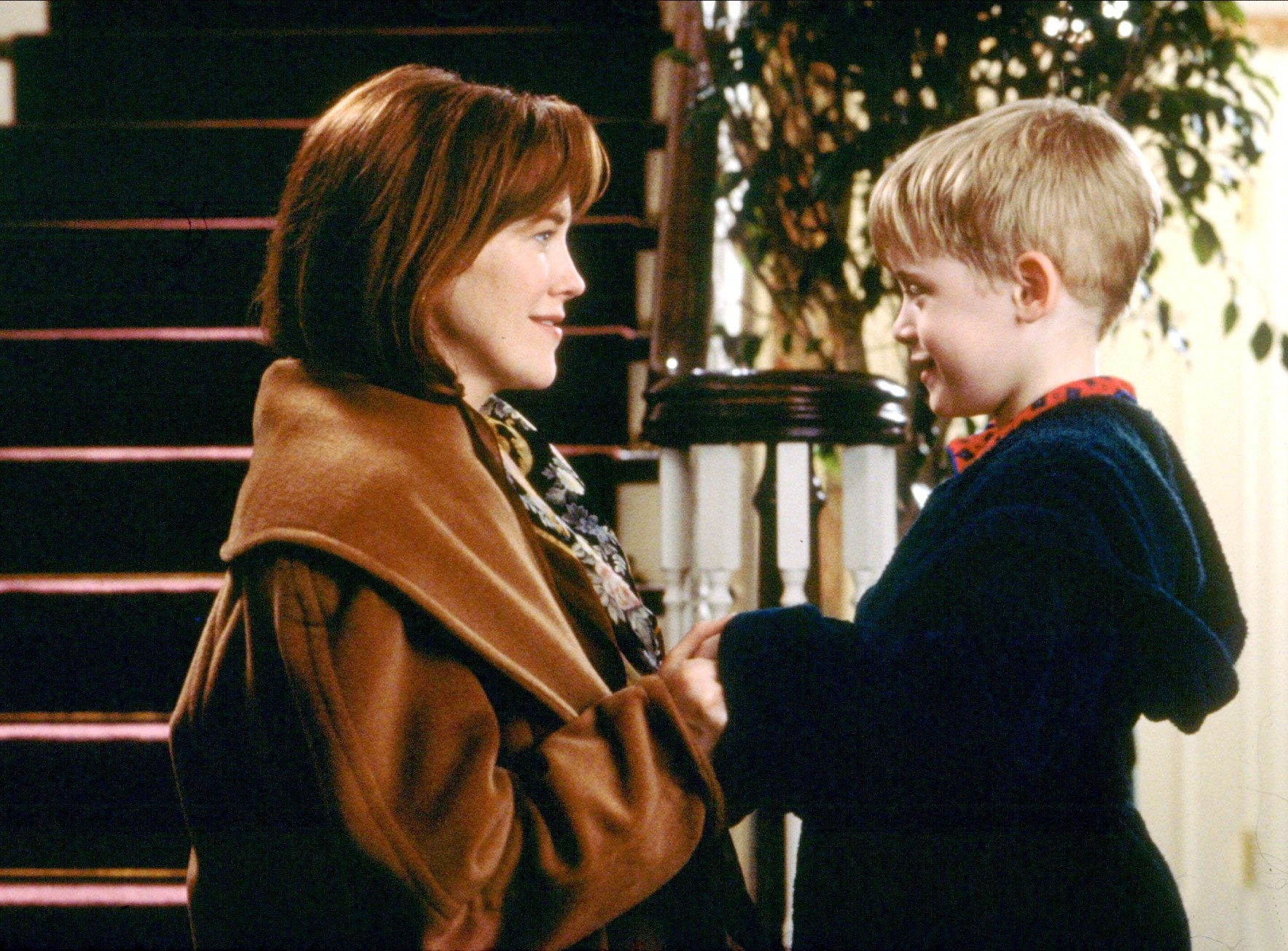 Catherine O' Hara and Macaulay Culkin in Home Alone