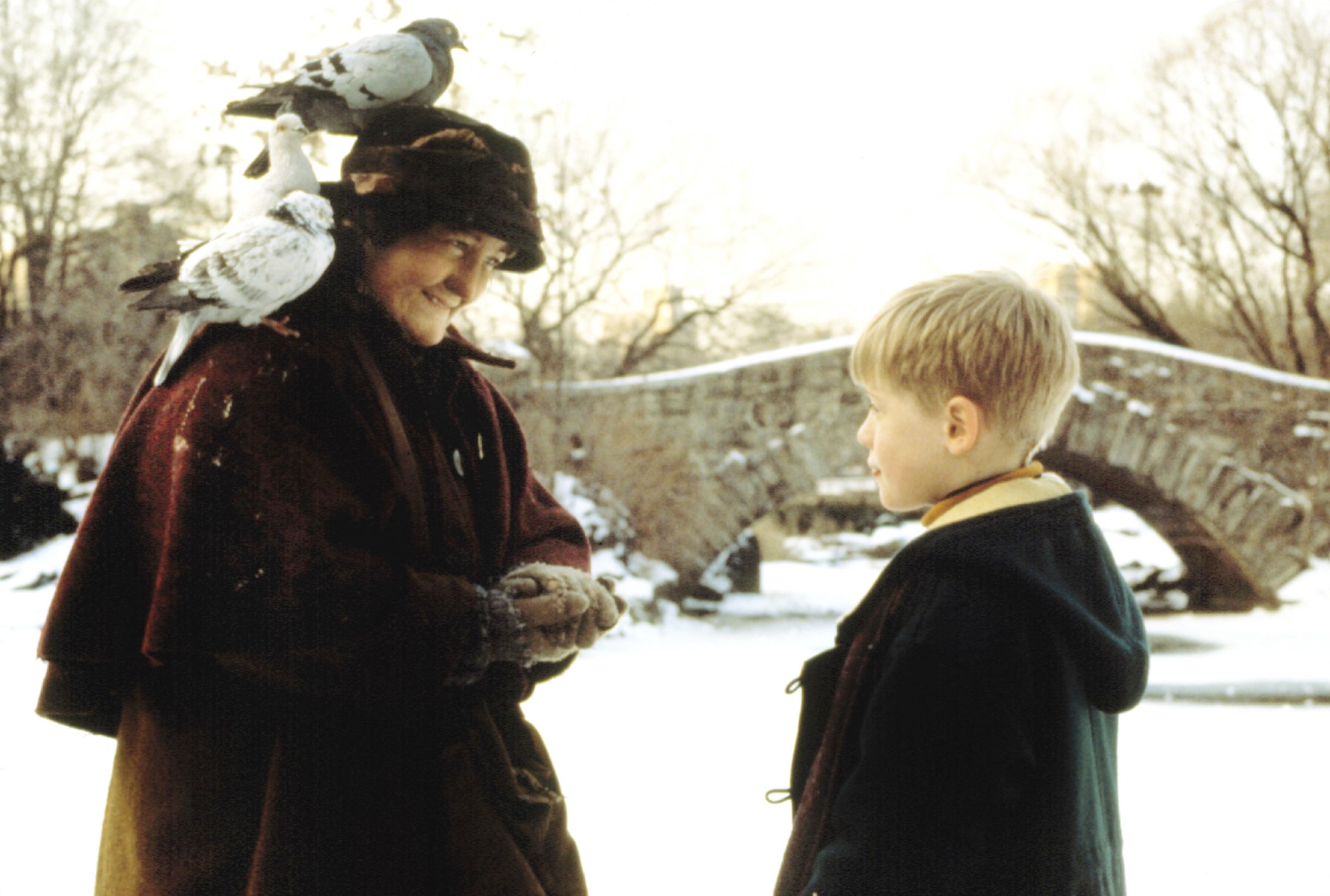 Brenda Fricker and Macaulay Culkin in Home Alone 2
