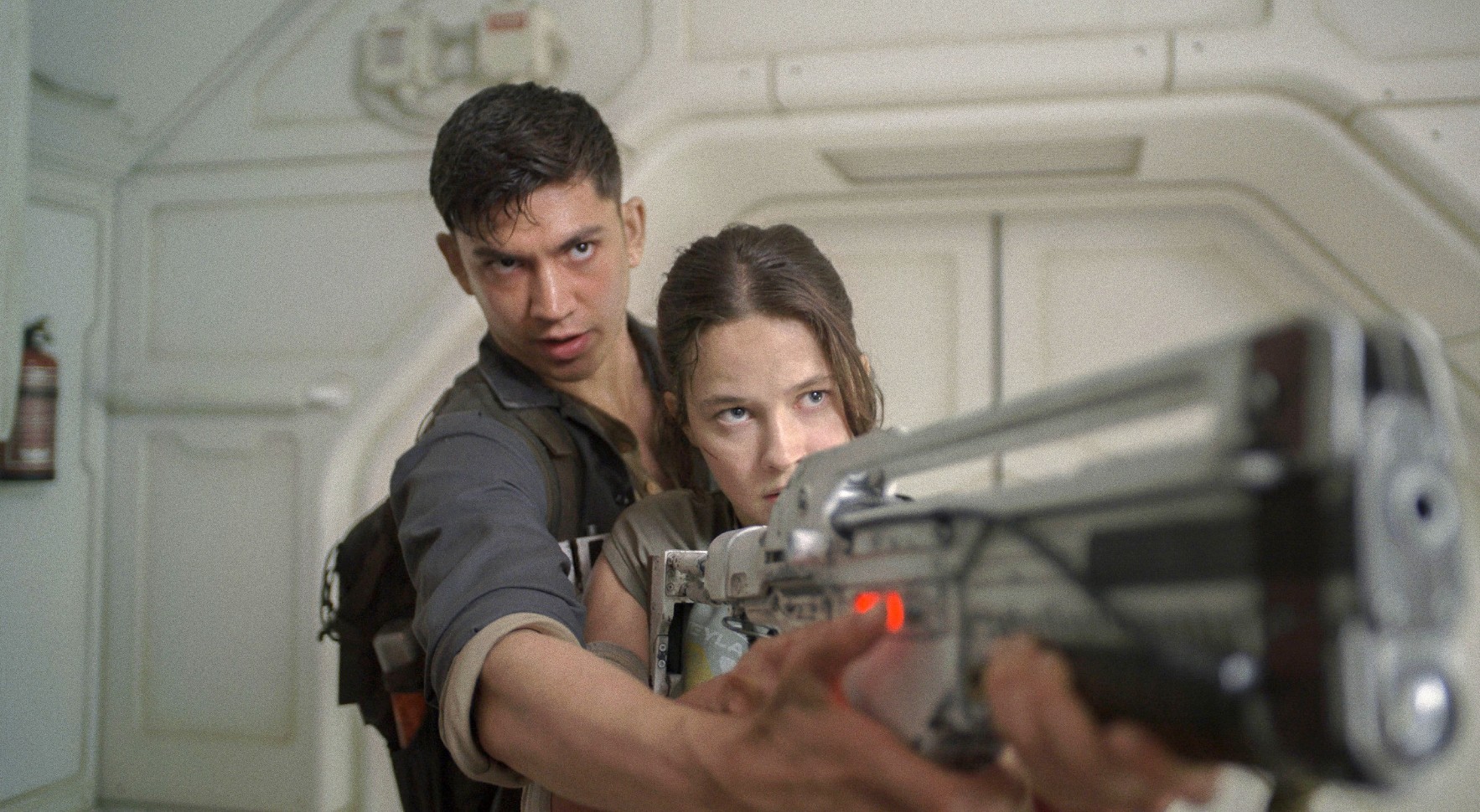 Archie Renaux and Cailee Spaeny in Alien: Romulus