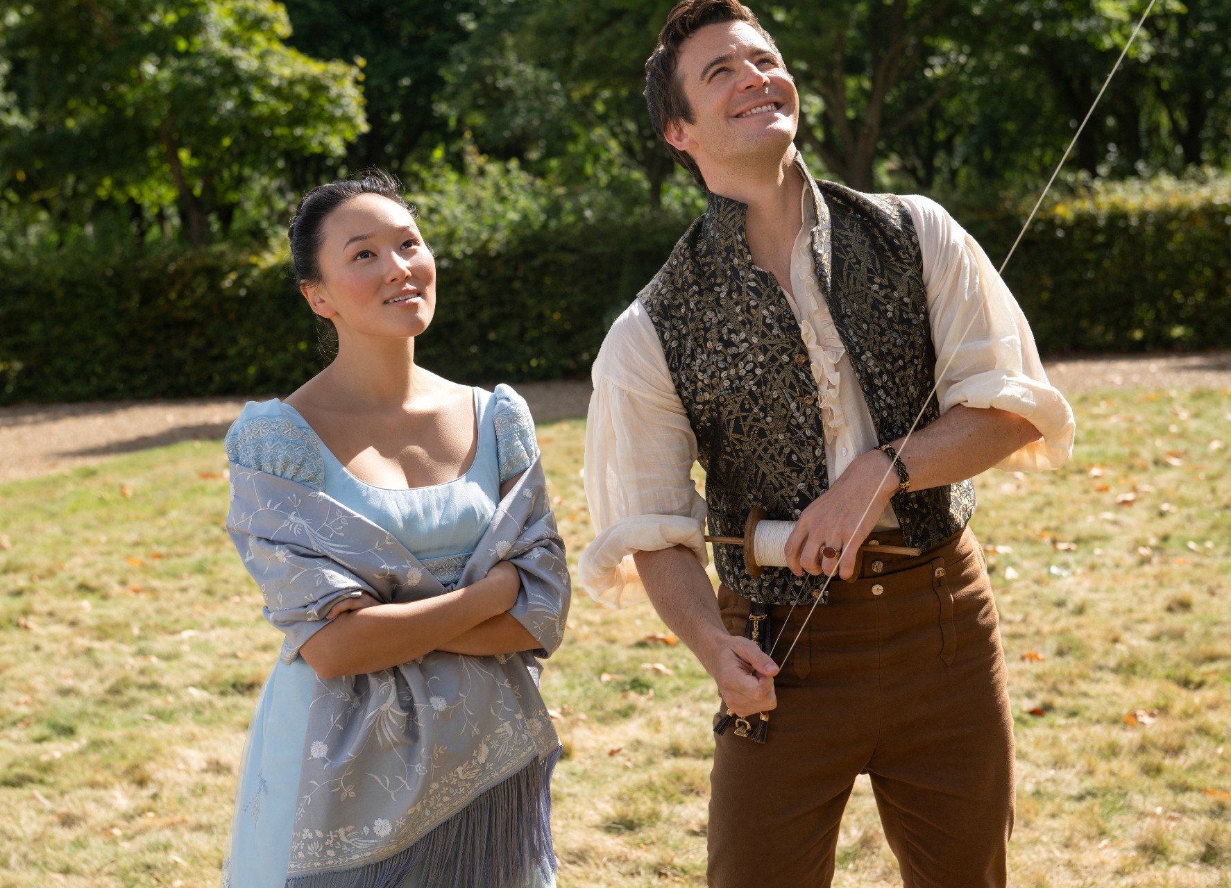 Yerin Ha and Luke Thompson in Bridgerton season 4