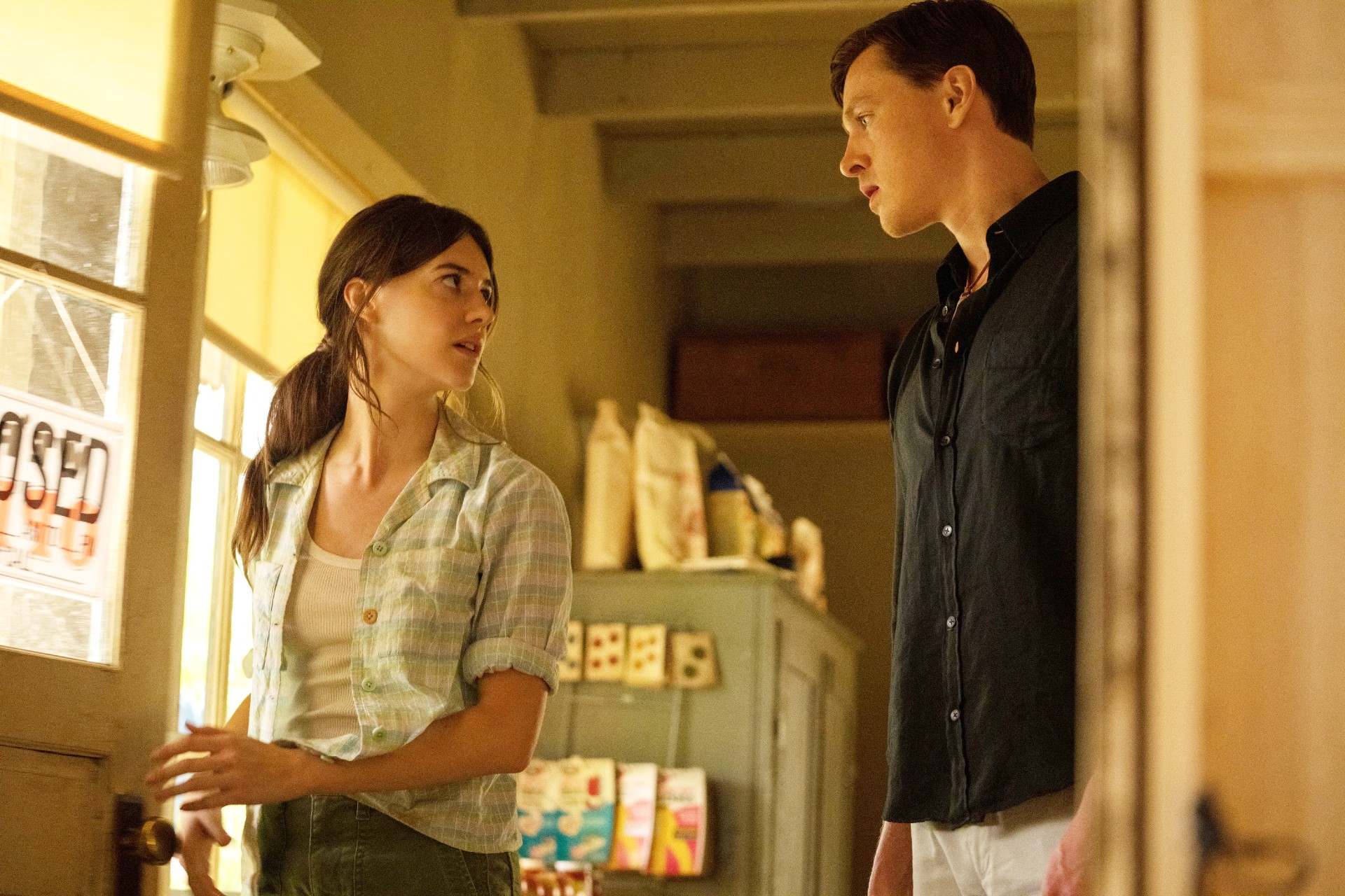 Daisy Edgar-Jones and Harris Dickinson in Where the Crawdads Sing