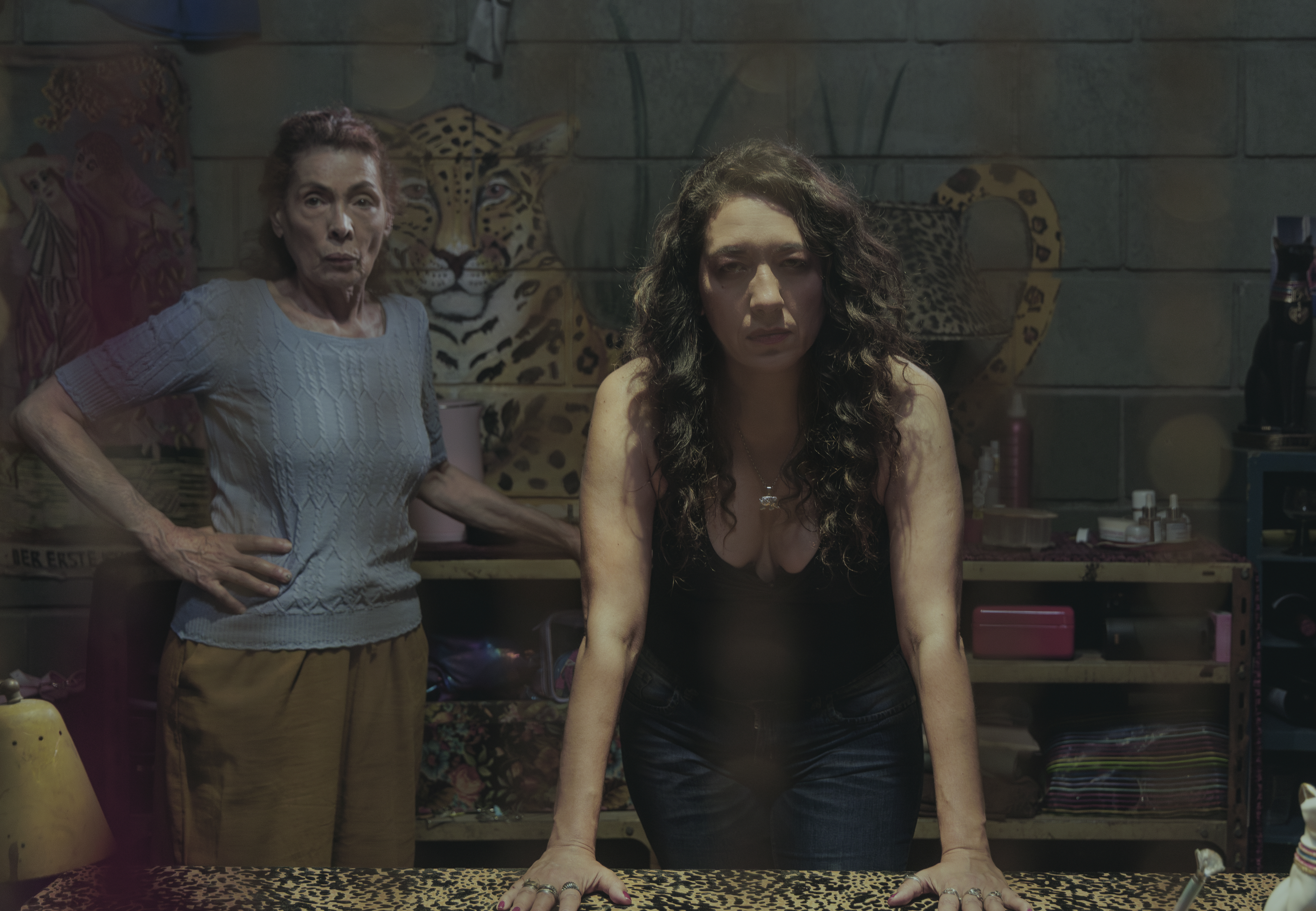 Silvina Sabater como Victoria y Lorena Vega como La Zurda en En El Barro, temporada 2.