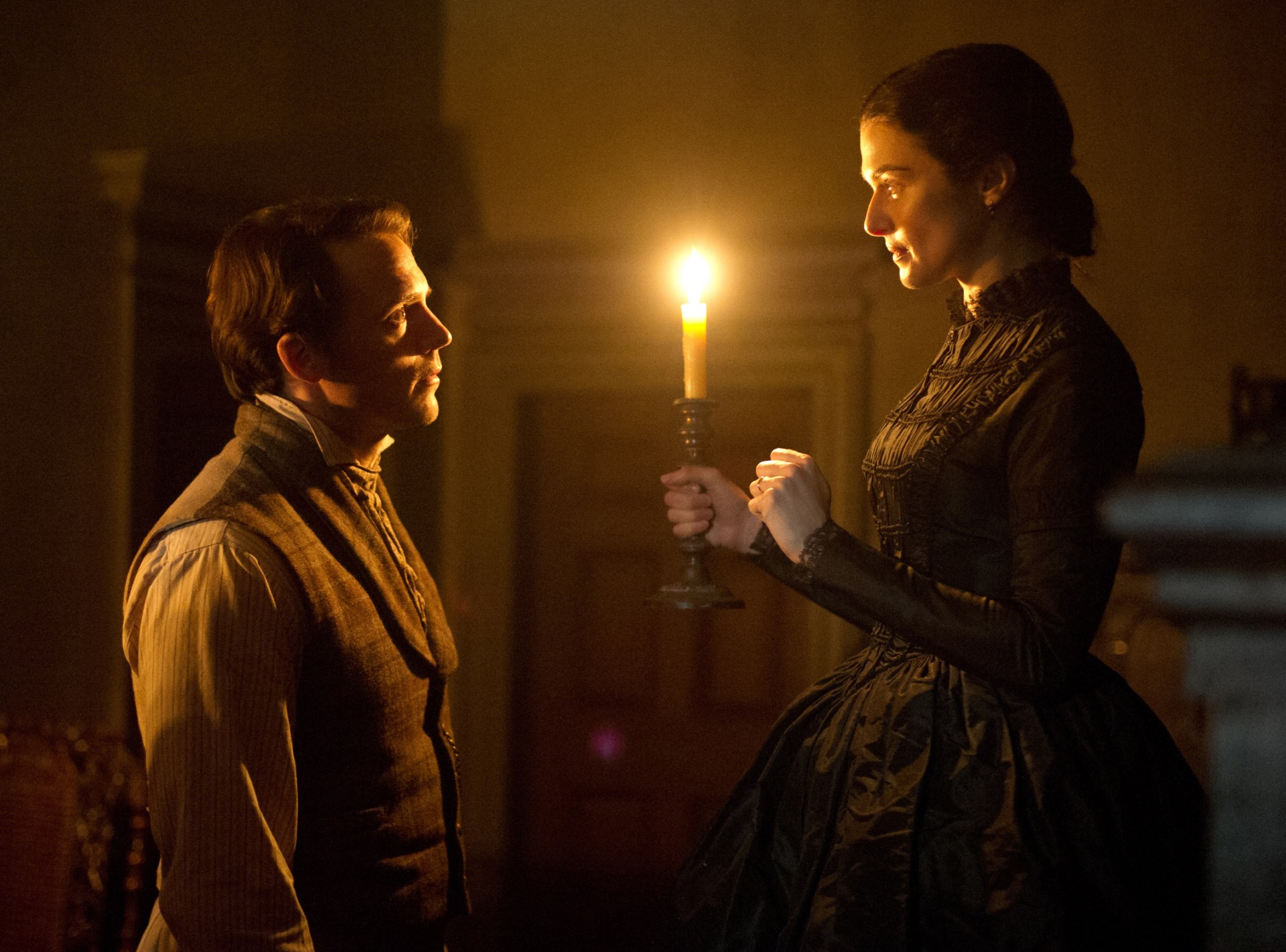 Sam Claflin and Rachel Weisz in My Cousin Rachel
