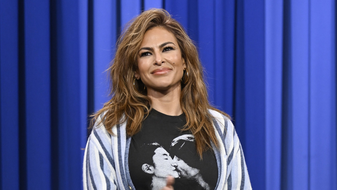 THE TONIGHT SHOW STARRING JIMMY FALLON -- Episode 2261 -- Pictured: (l-r) Actress Eva Mendes and actor Ryan Gosling during a surprise on Thursday, March 5, 2026 -- (Photo by: Todd Owyoung/NBC via Getty Images)