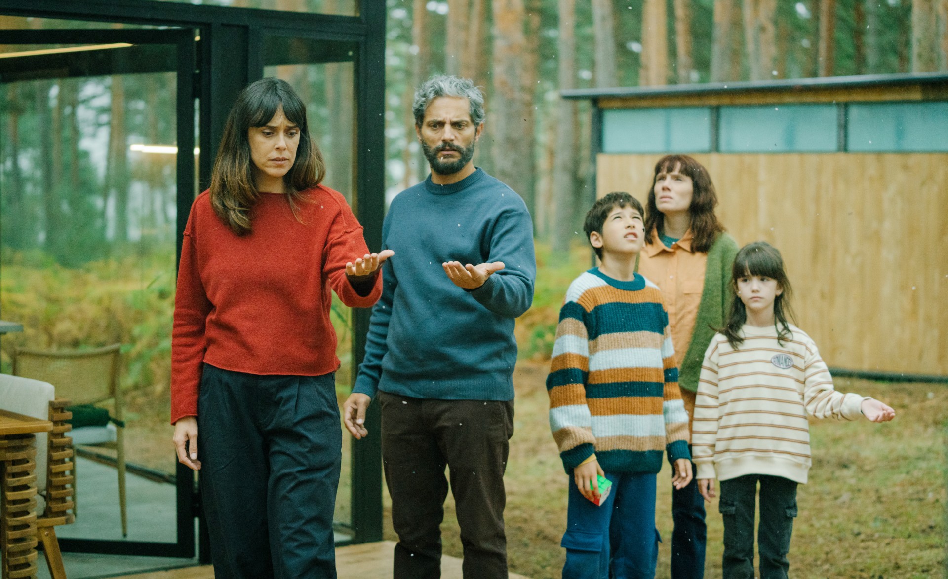 Belén Cuesta as Magda, Joaquin Furriel as Luis, Dani as Mika Villalba, Diana Gomez as Elena, Candela Martinez as Lide in Firebreak