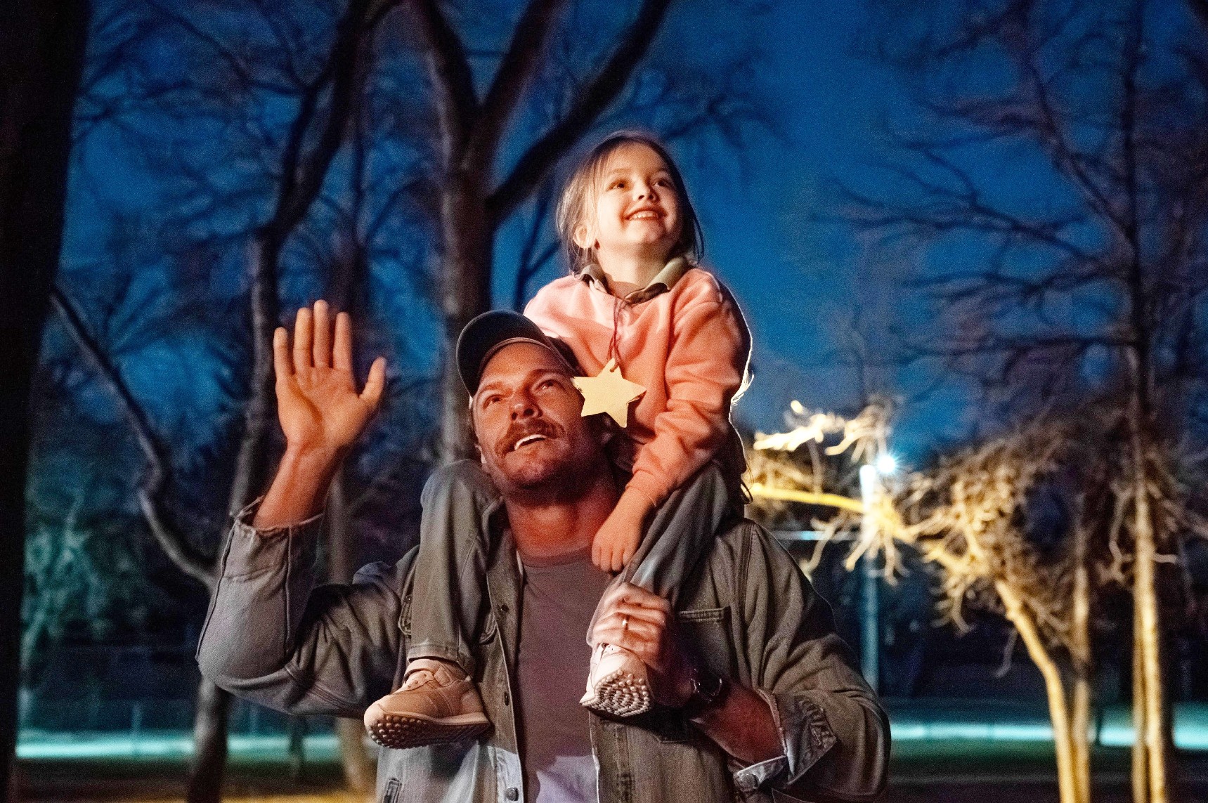 Alan Ritchson and Emily Mitchell in Ordinary Angels
