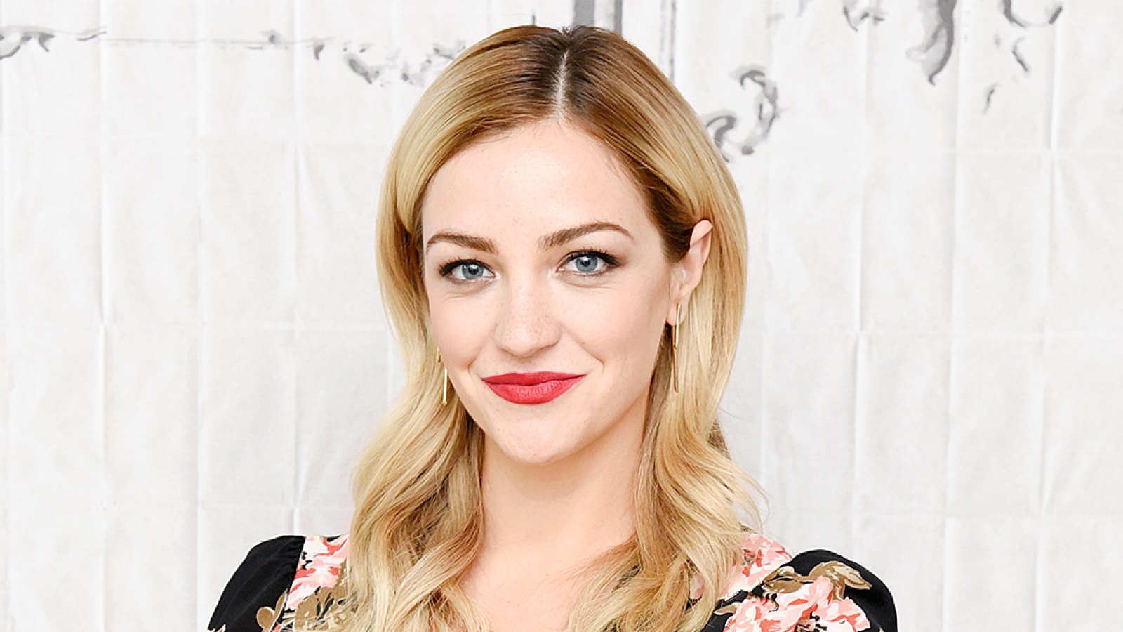 Abby Elliott What's In My Bag