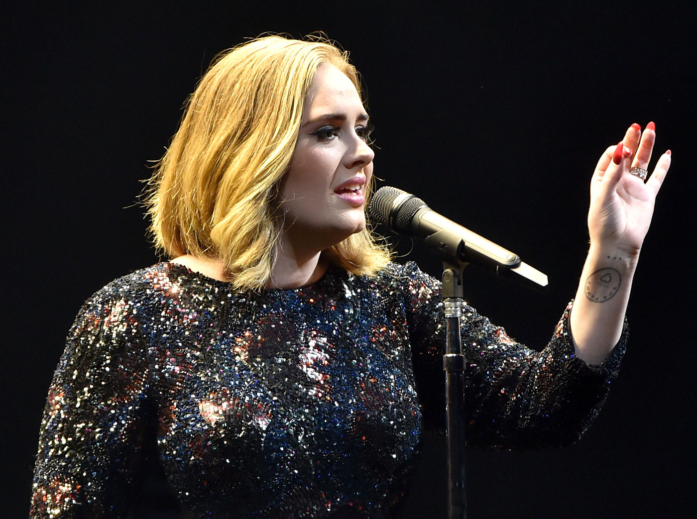Adele dedicated a song to the victims of the Brussels attacks