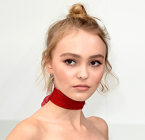 Lily-Rose Depp - choker