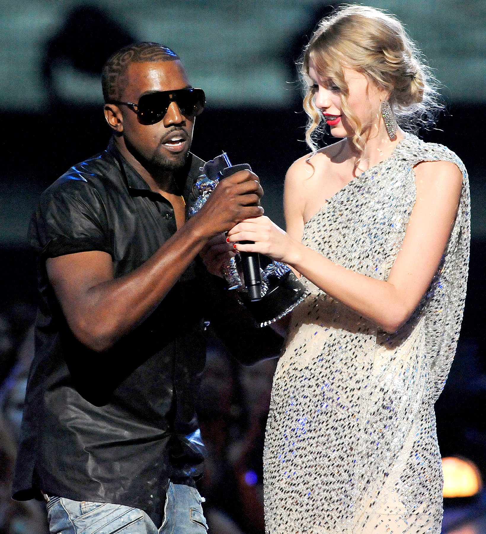 Kayne West jumps onstage as Taylor Swift accepts her award for the "Best Female Video" award during the 2009 MTV Video Music Awards.