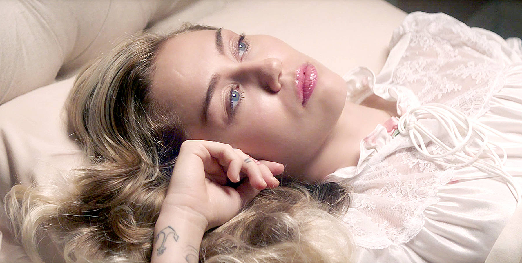 Miley cyrus 70572512 0678 4afd 858f e2351642314e