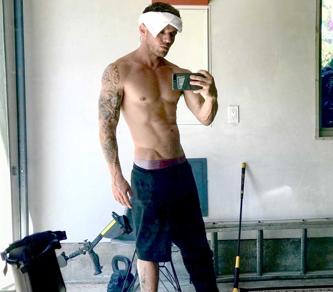 Ryan phillippe broken foot ac723833 5e06 42ac bd03 3dedd8c348c3